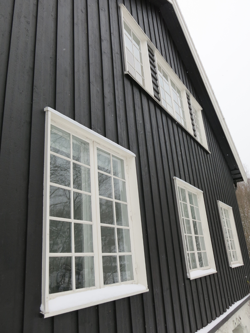 I STORM OG STILLE: Norske hus har mange rom. Det betyr også mange glassflater. Det kan virke uoverkommelig å holde fortet rent, men med riktig utstyr går det som regel bra.