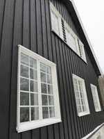 Norske hus har mange rom. Det betyr også mange glassflater. Det kan virke uoverkommelig å holde fortet rent, men med riktig utstyr går det som regel bra. 
