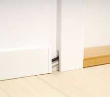 Ved døråpninger kan ledningen skjules bak tilsvarende karmlister. 