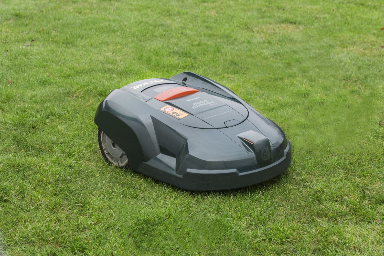 Gi gressklipperen en runde med en rengjøringsspray, så blir den god som ny! Foto: Hagmans/IBG