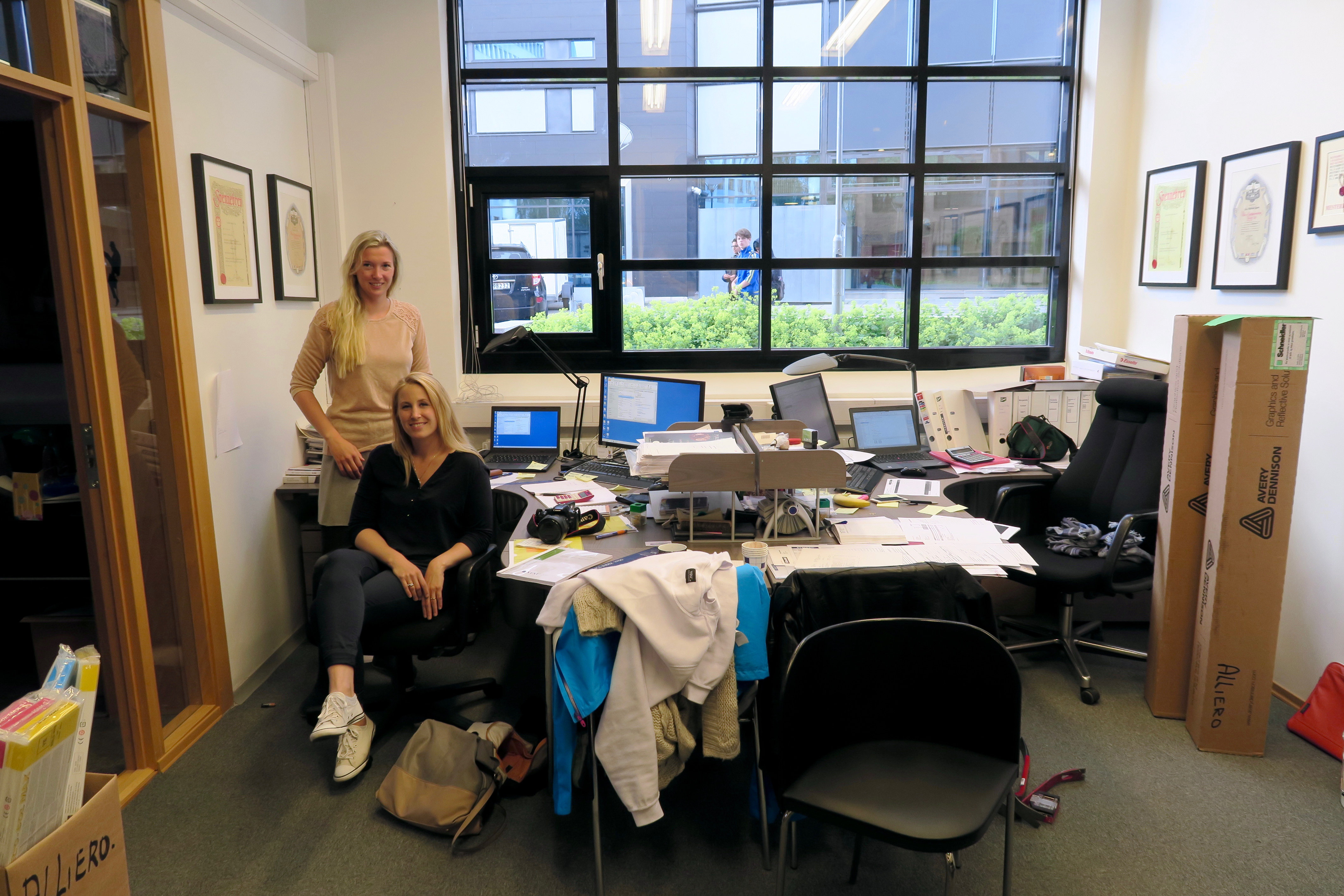 HANDYWOMEN: Ida og Cecilie synes det er rart at ikke flere jenter velger malerfaget. Selv stortrives de. 