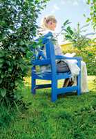 <b>IDYLL:</b> Med en fargeglad stol og en god bok kan våren bare komme. (Foto: Robert Walmann/ifi.no)