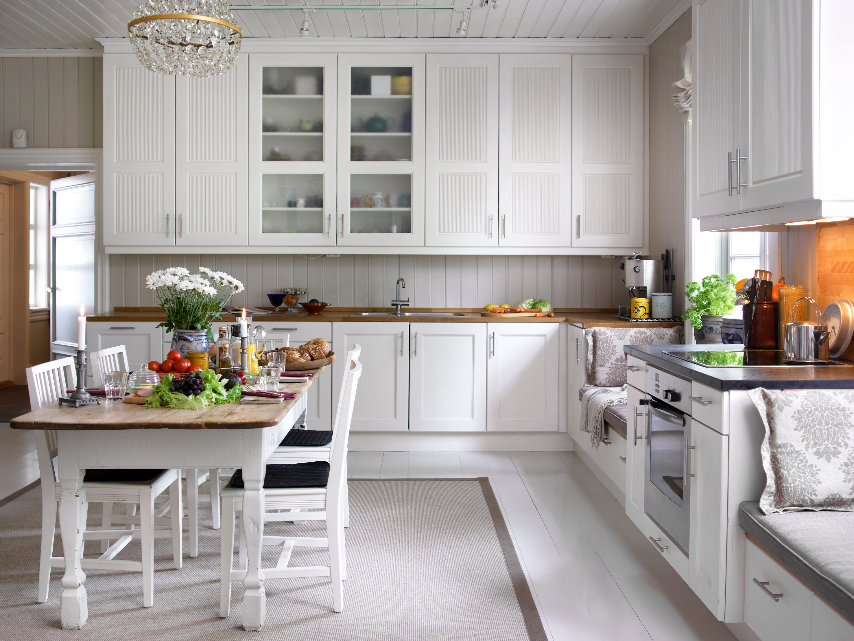 Et nymalt gulv får rommet til å virke ryddig, rent og luftig. Her er sonen under bordet skjermet med teppe – også en fin lyddemper.