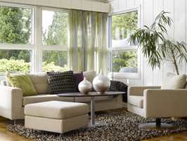 I stuen er det møblert med to ulike sofagrupper som har forskjellige funksjoner. Som 