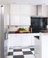 En anelse varme er brukt i eggehvite vegger på kjøkkenet, mens tak og innredning er holdt i rent hvitt.