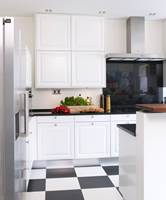 En anelse varme er brukt i eggehvite vegger på kjøkkenet, mens tak og innredning er holdt i rent hvitt.