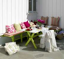 Med fargerike møbler og tekstiler har uteplassen blitt et populært oppholdssted i sommermånedene.