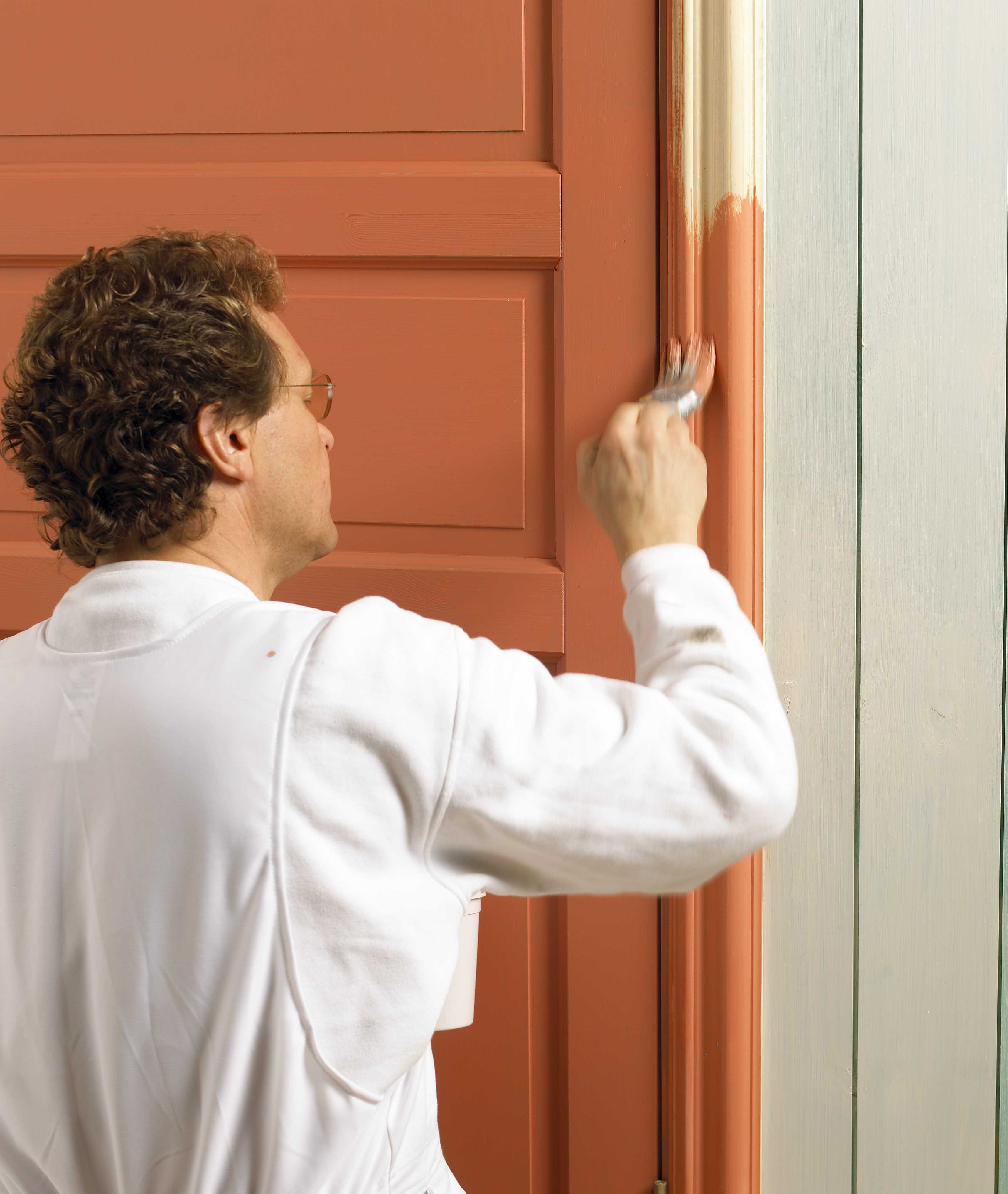 Påfør et tynt strøk av bunnfargen, og la tørke.