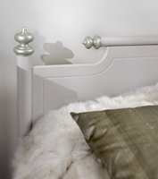 FINT TIL SLUTT: Resultatet ble en blank og shiny seng  som passet perfekt i det duse rommet.