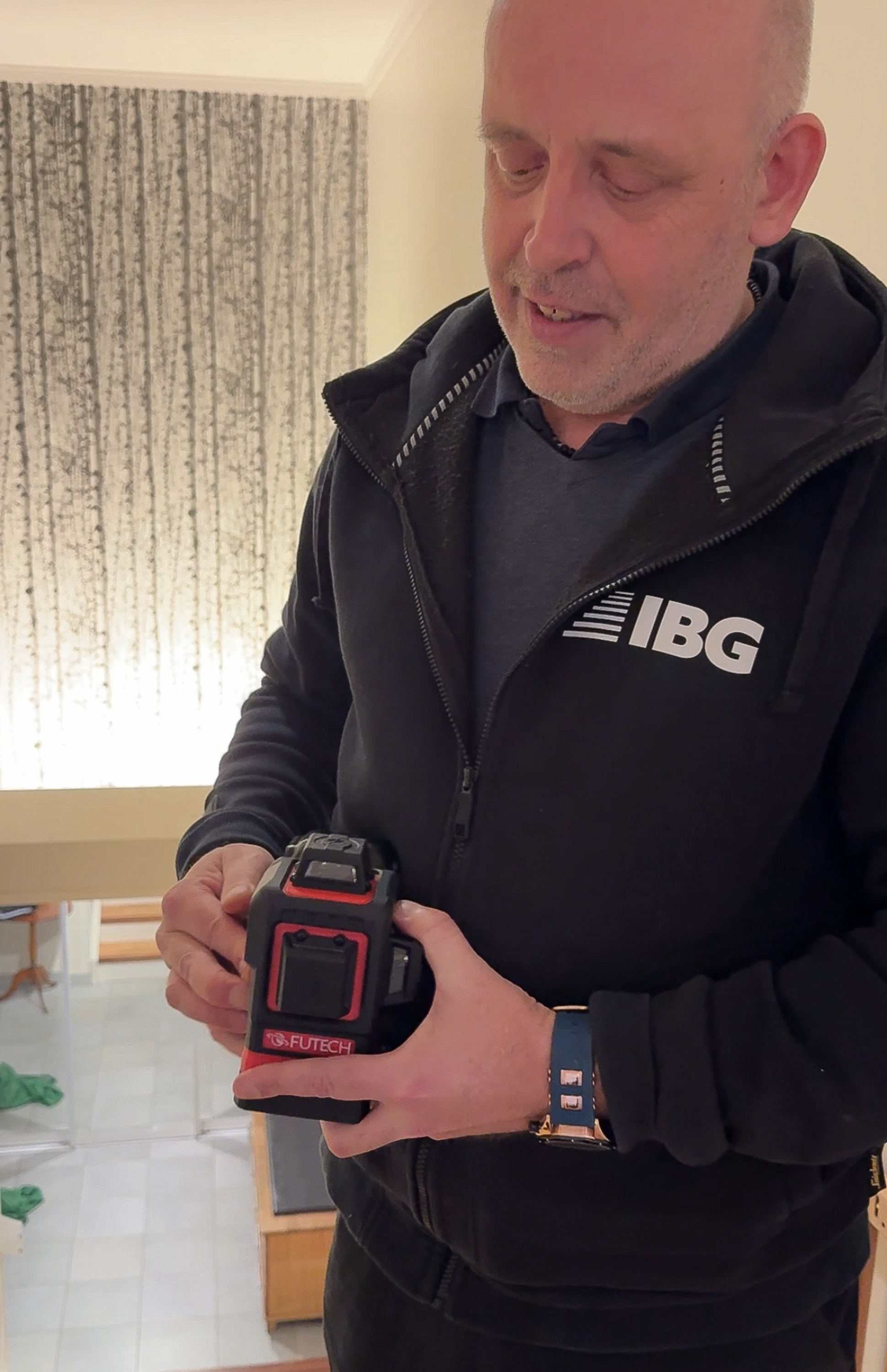 Morten Baugerød, IBG, holder en krysslaser.