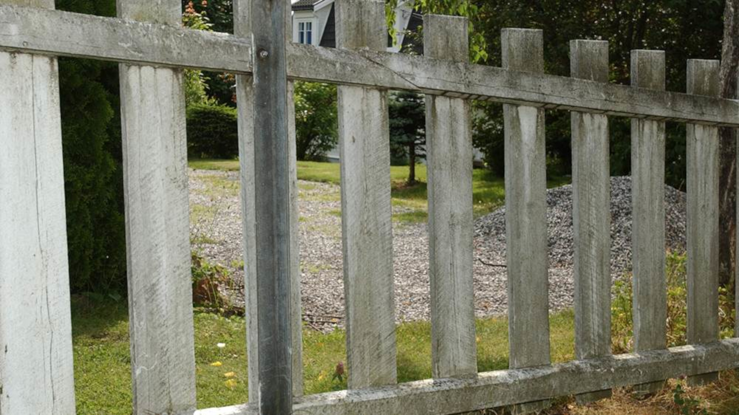 skittent gjerde hvitt 