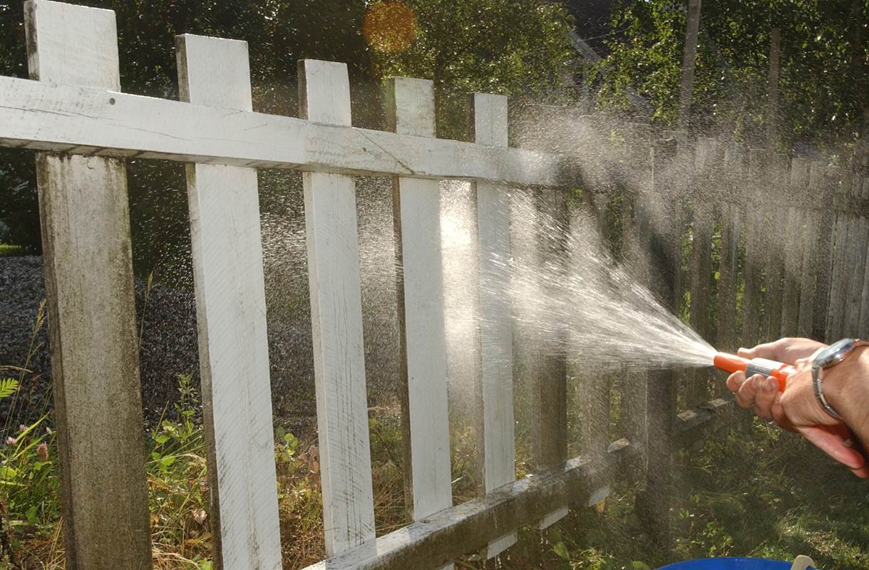 skittent gjerde vannslange vask hvitt