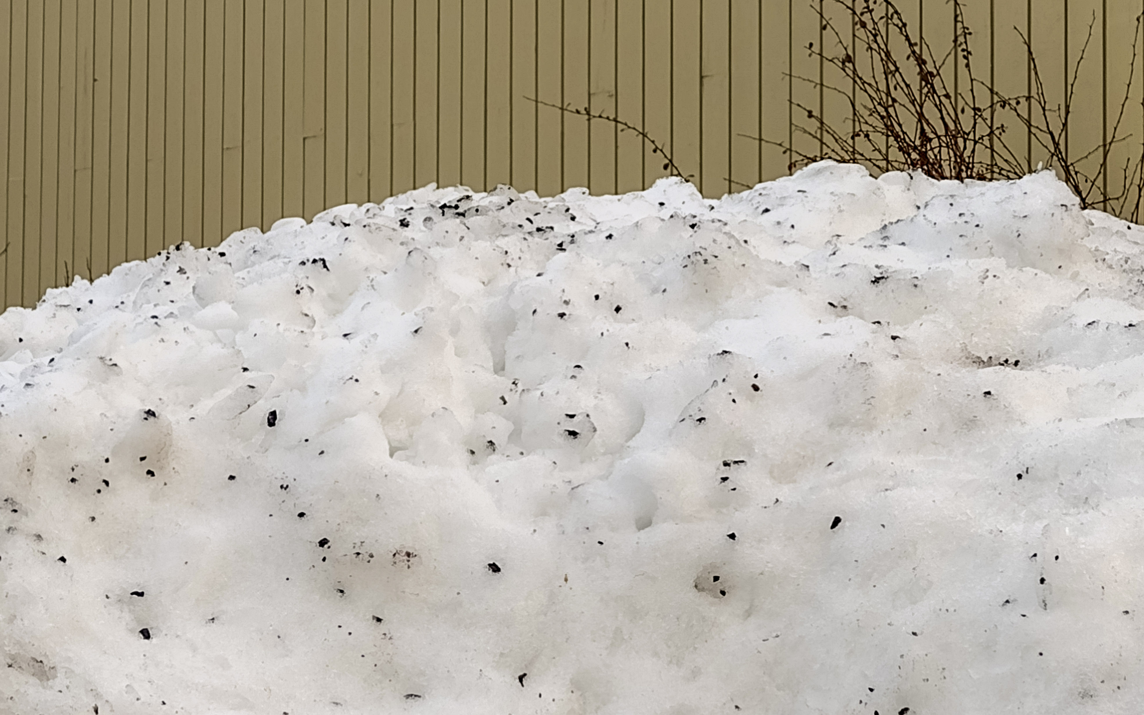 snøhaug mot gulbrun vegg