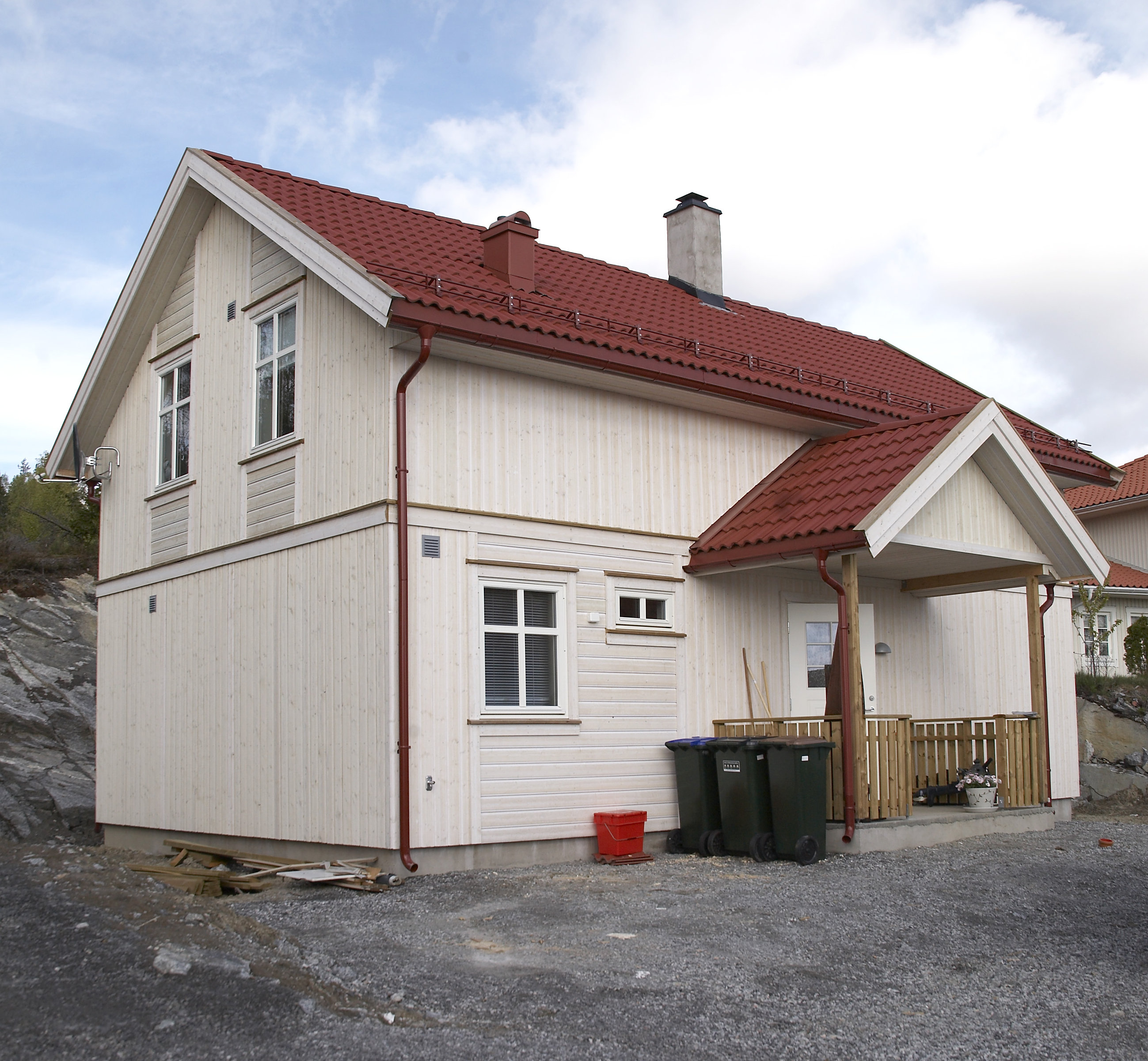 Det er viktig at alt nytt og bart treverk grunnes før vinteren. Da får treverket beskyttelse. Ved avskalling av gammel maling ned til bart treverk bør du flekkgrunne.