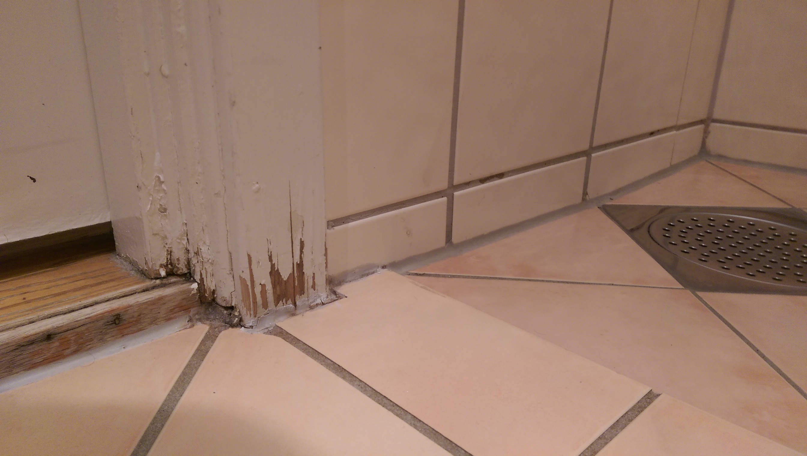 Dette skjer med listverk som utsettes for vann. Ikke spesielt innbydende.