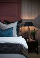 <b>SENGEGAVL:</b> En tekstiltrukket sengegavl i en mørk farge gjør rommet spennende. Tekstiler fra Green Apple. (Foto: Anne Manglerud/ifi.no)