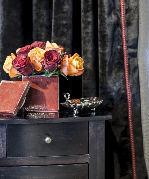 VELUR: Myke, ensfargede, tunge tekstiler i rikelige mengder skaper atmosfære av noe varig. Behagelig for øyet, øret og en invitt til berøring. Velur fra Green Apple. (Foto: Anne Manglerud/Green Apple)