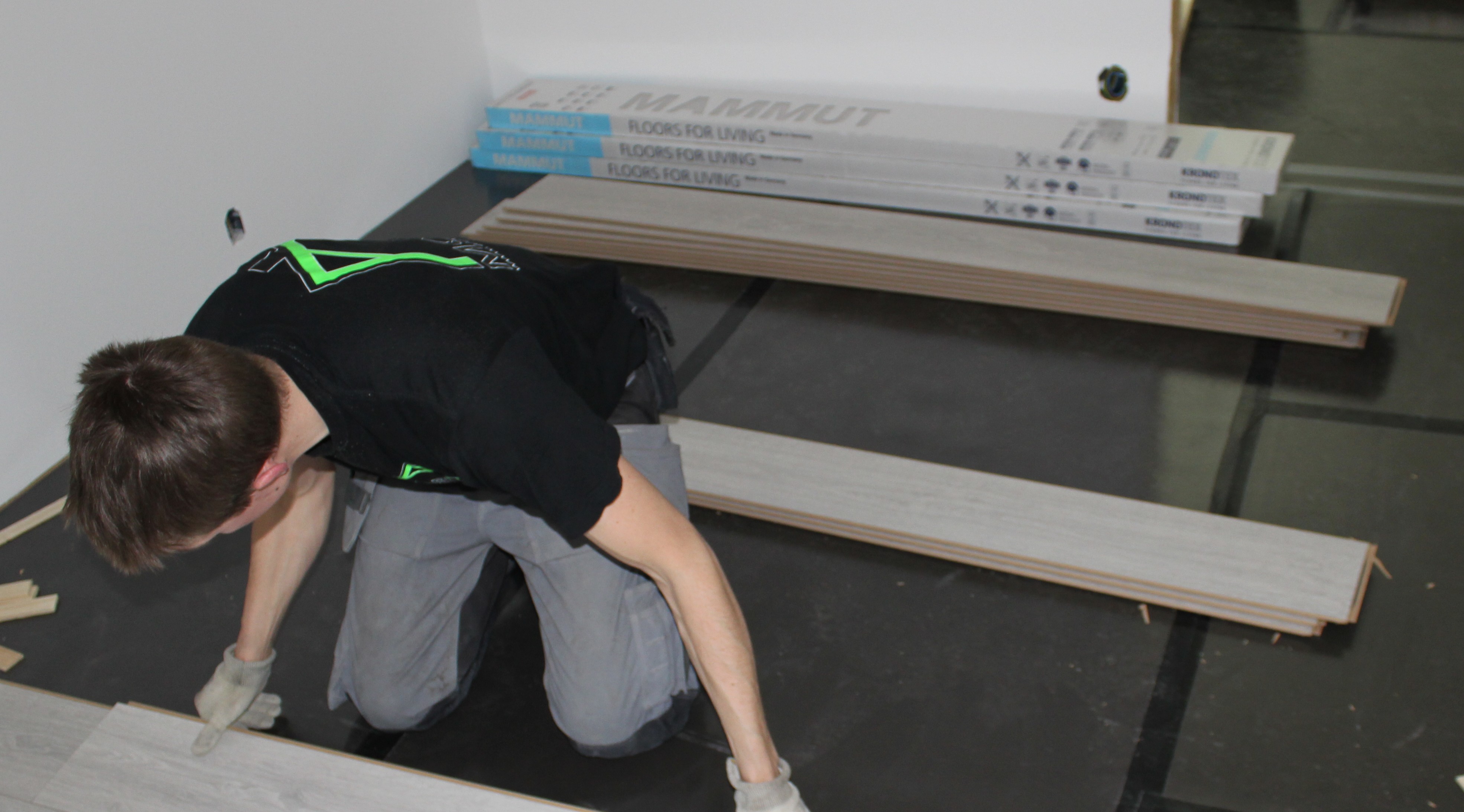 Om du taper sammen underlagsmaterialet i skjøtene holder det seg lettere på plass under gulvleggingen.