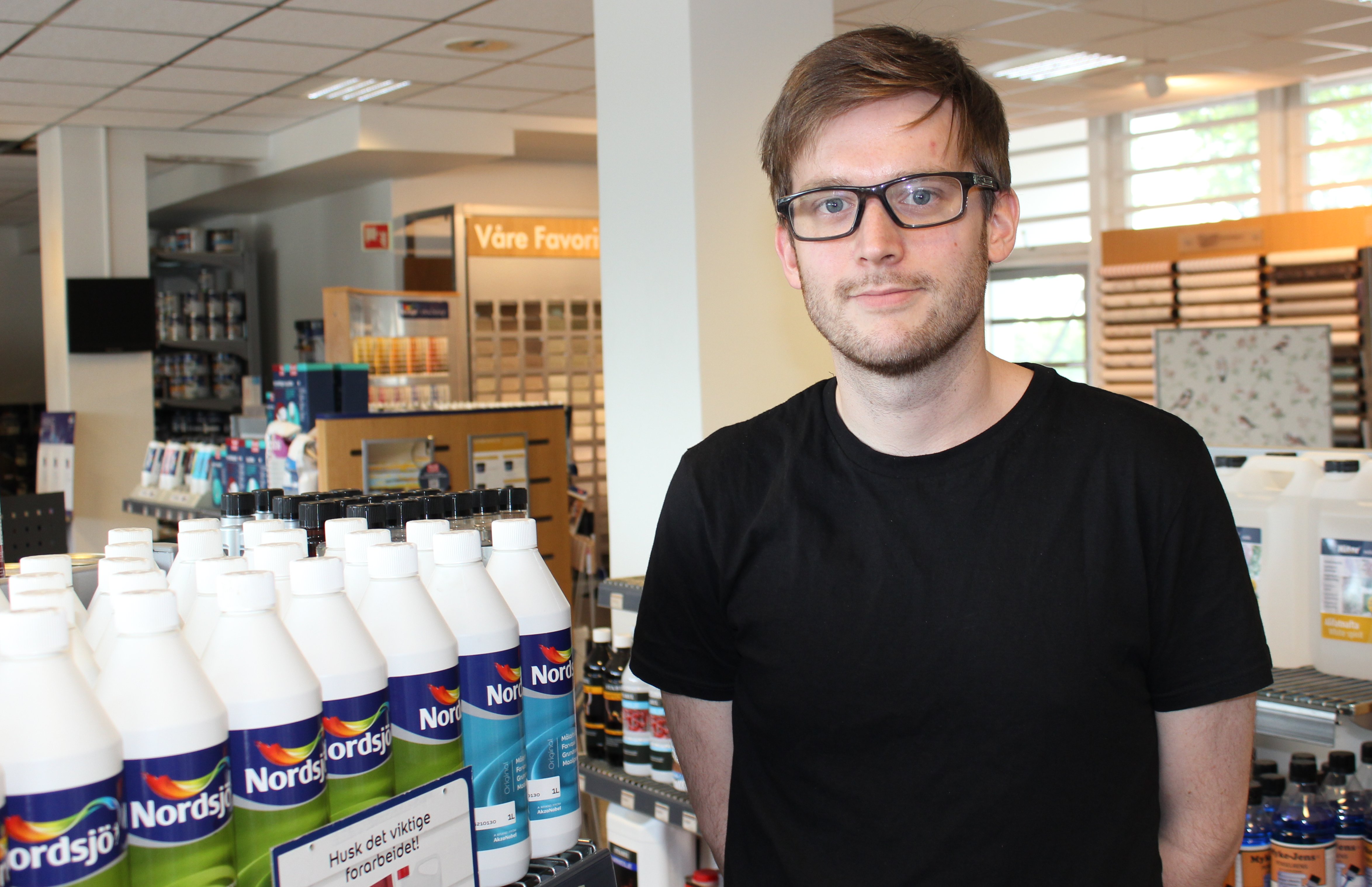 Kundene vil gjerne lære mer om systemmaling, forteller butikksjef Magnus Jahren hos Nordsjö Idé & Design.