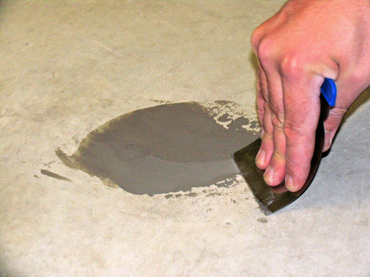 Sår og hakk utbedres med egnet sparkelmasse.