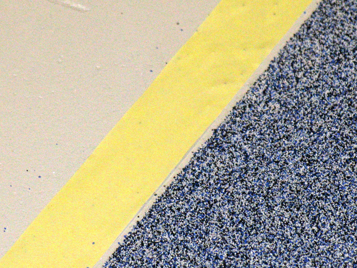 Sand drysses i den våte lakken.