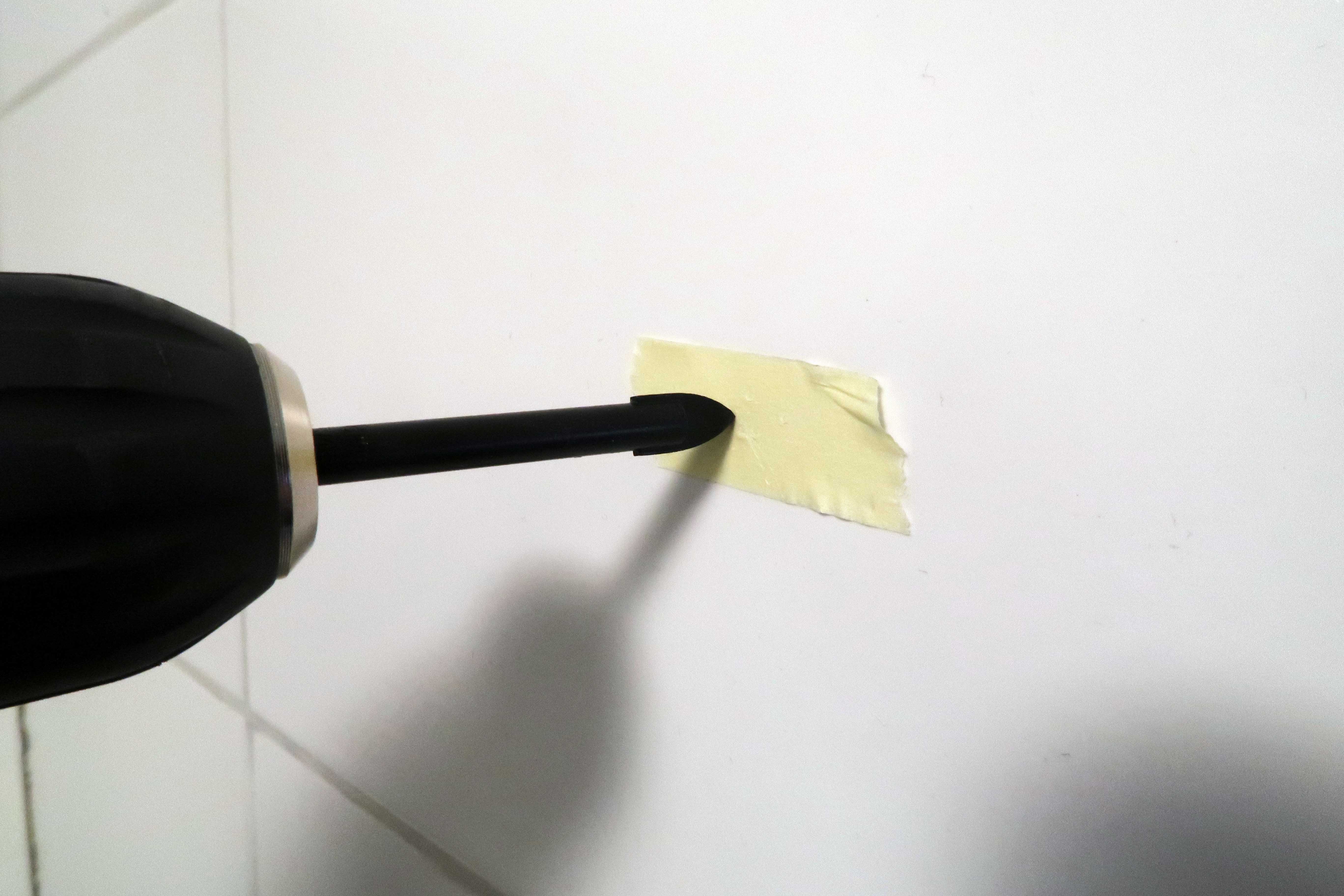 TAPE: Sett av med maskeringstape så boret ikke sklir. 