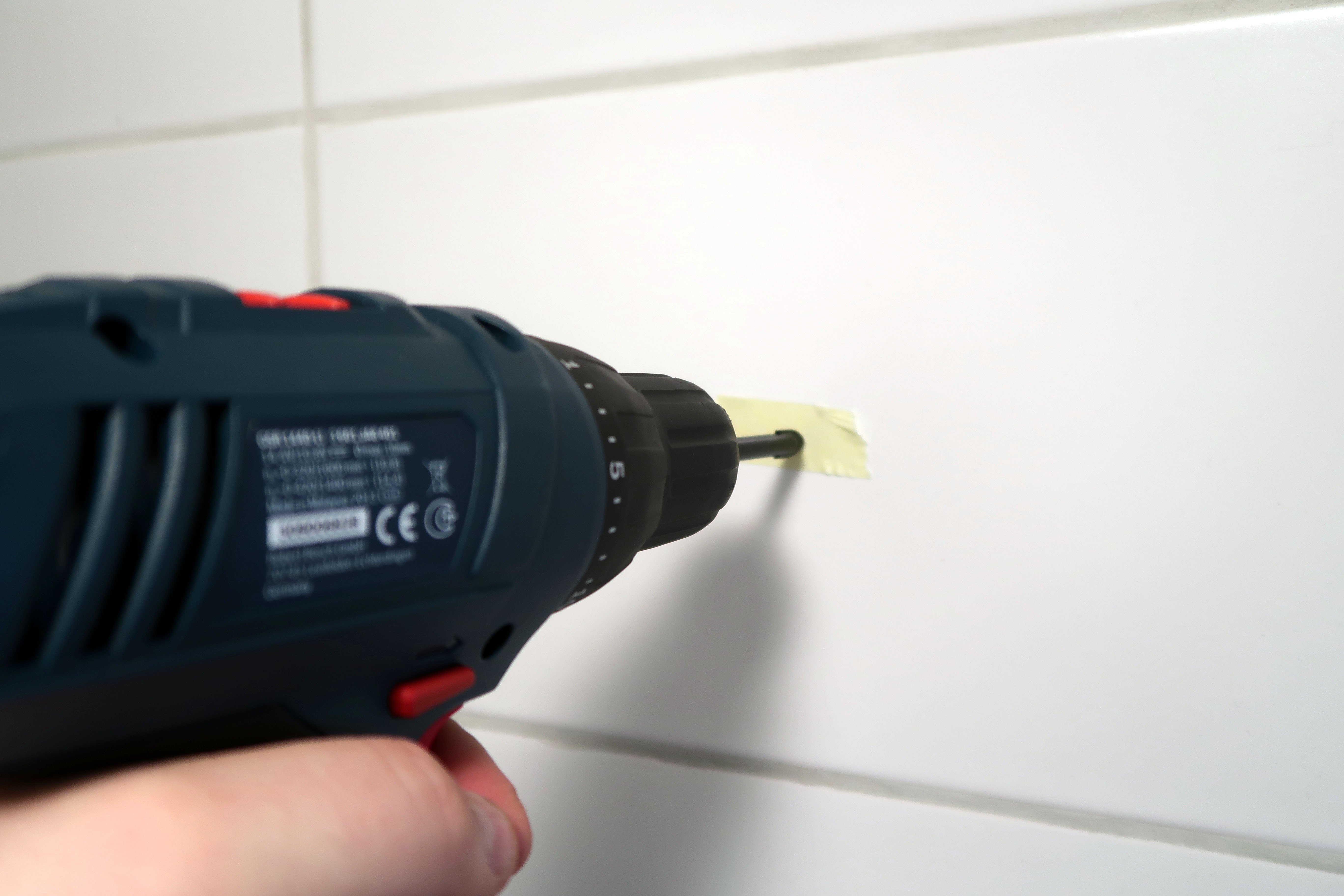 KLAR-FERDIG: Det er ikke så vanskelig å bore i fliser så lenge du velger riktig bor. Bruk et flisebor eller et diamantbor for de hardeste flisene. 