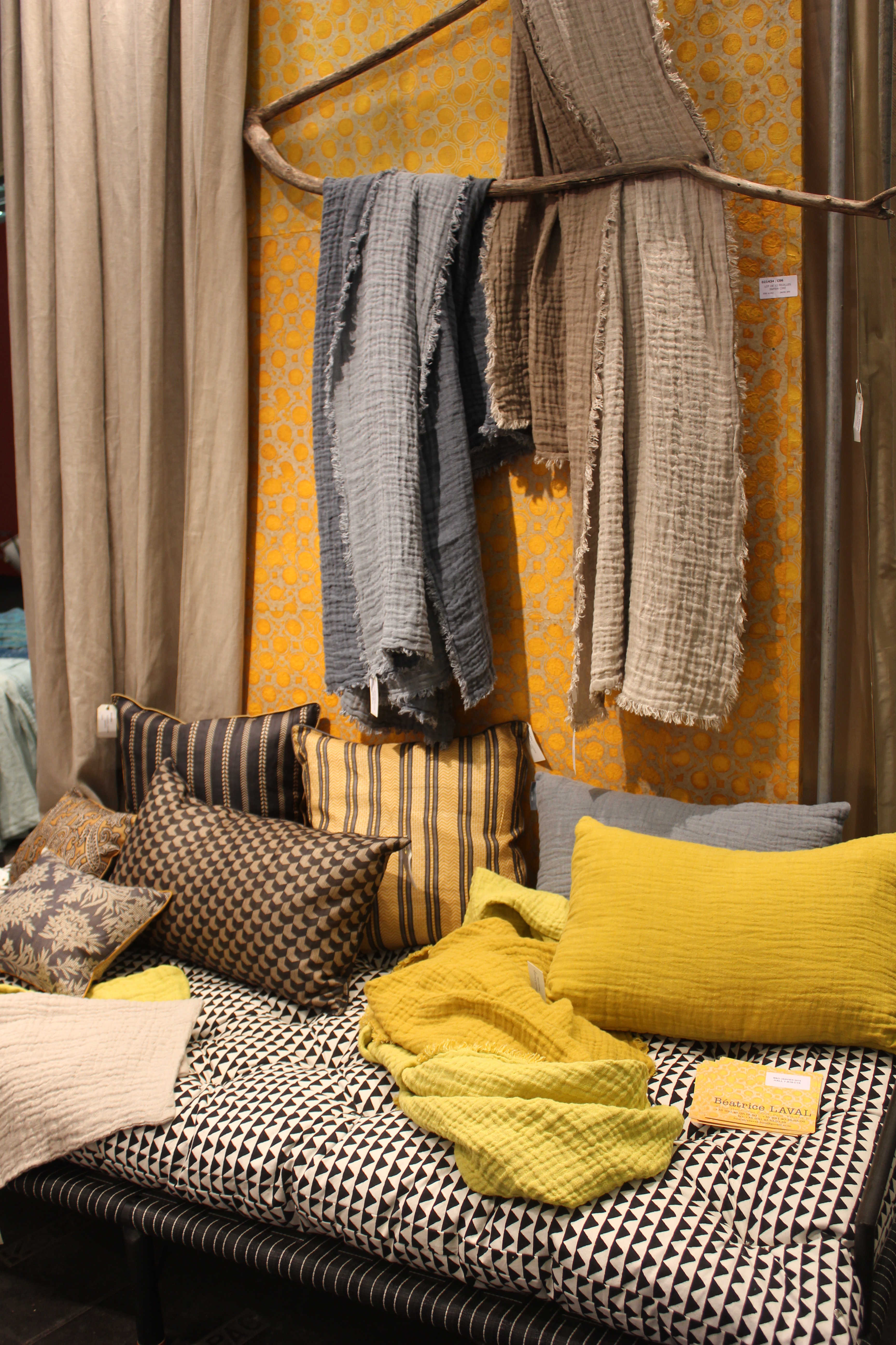 Gylne farger luner og gjør grått og beige mer innbydende. Dette var fargekombinasjoner vi fant hos mange utstillere på Maison & Objet i Paris i januar.