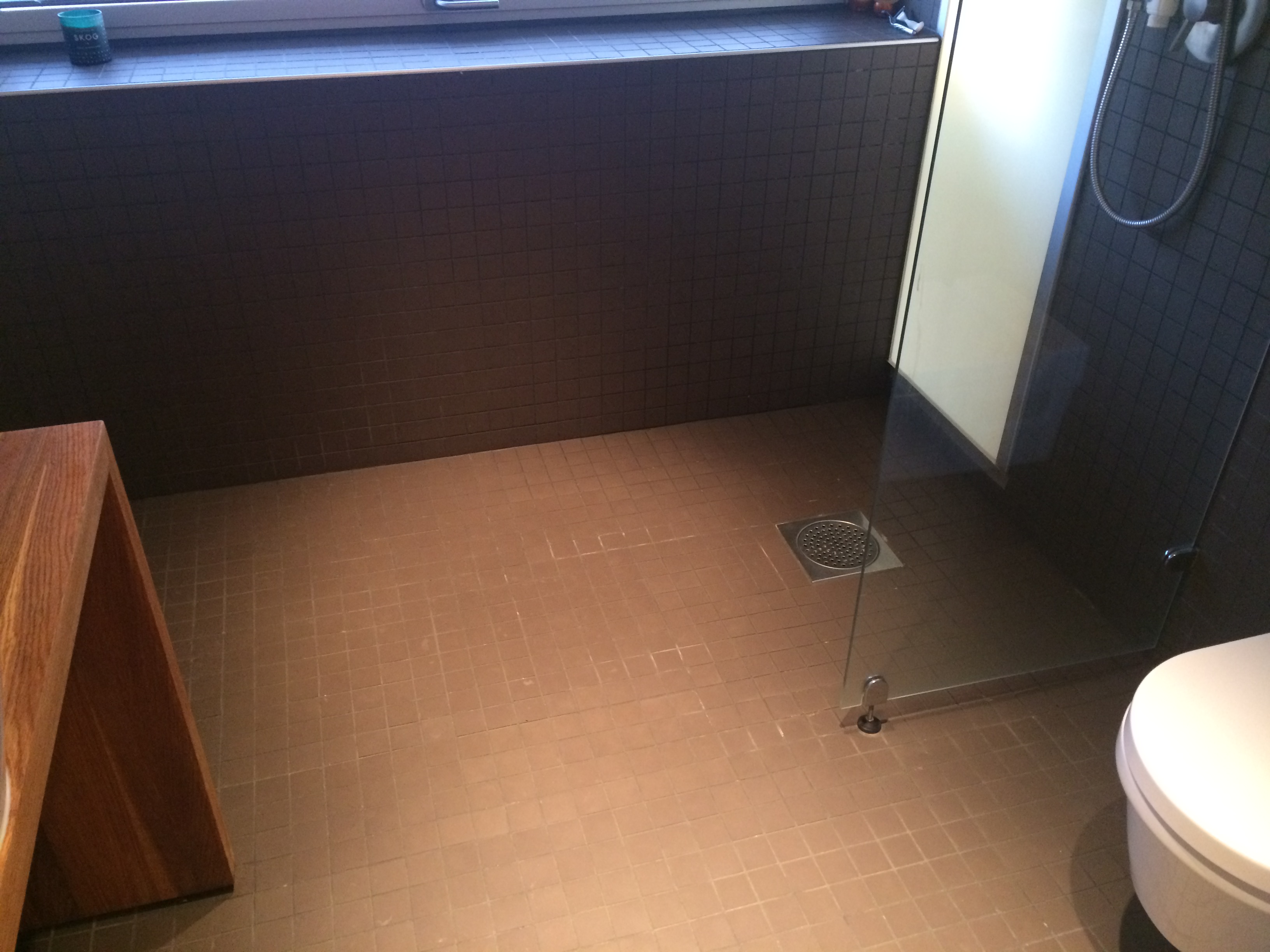 Misfargede fuger kan ødelegge mye av totalinntrykket på et ellers pent bad.