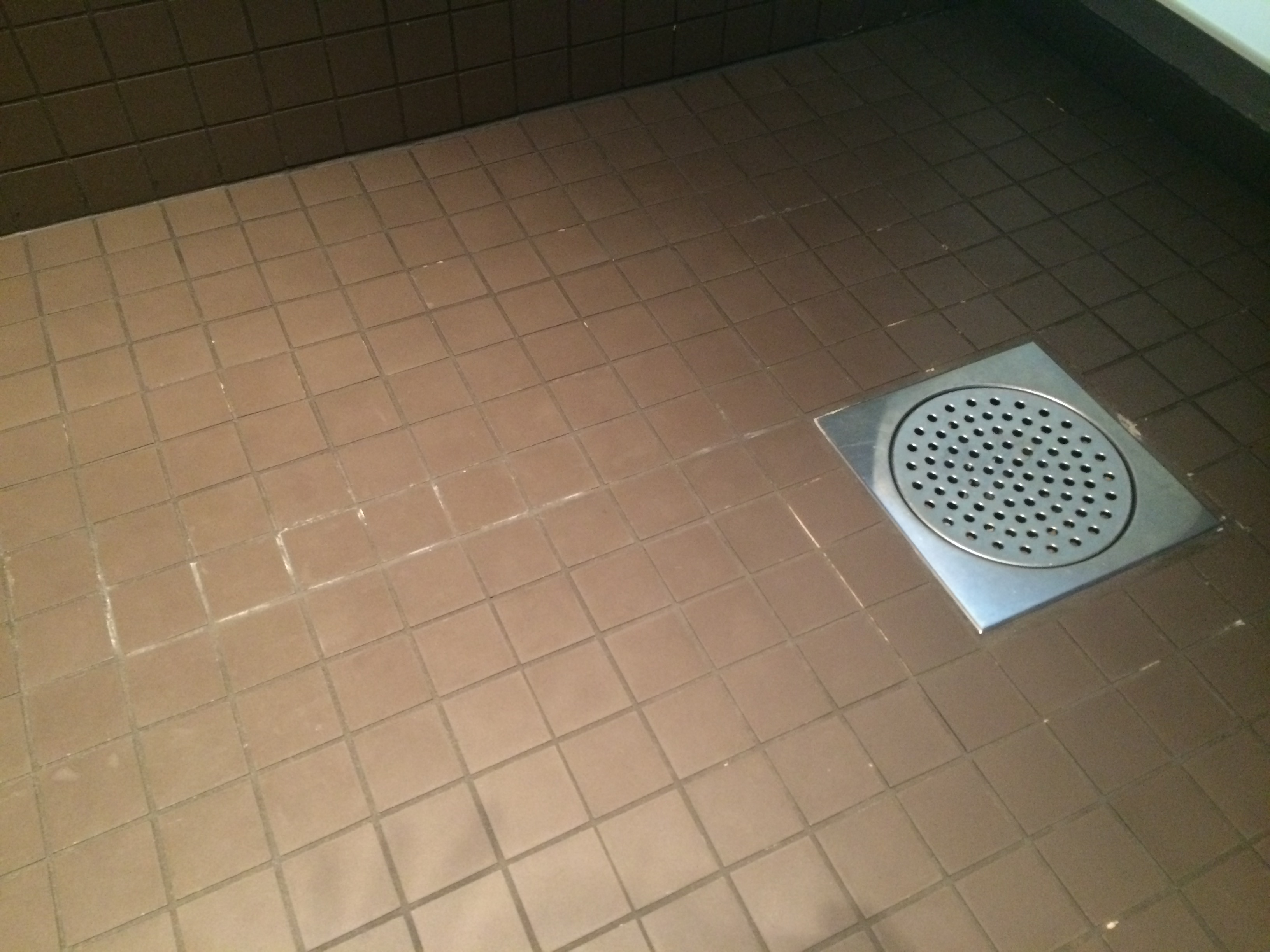 Misfargede fuger på badet - hva nå?