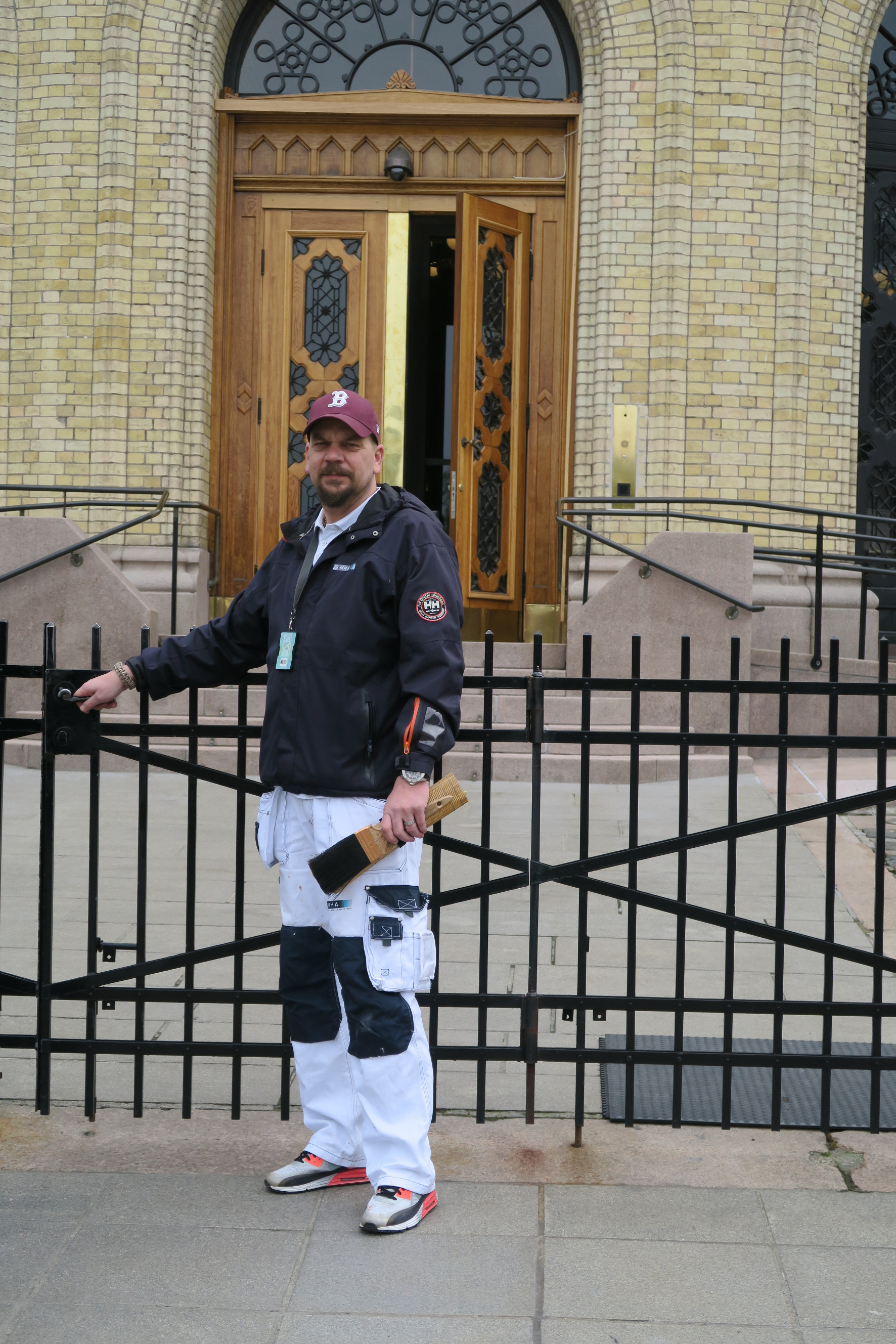 Bjørn sin jobb er å passe på at Stortinget alltid viser seg fra sin beste side.