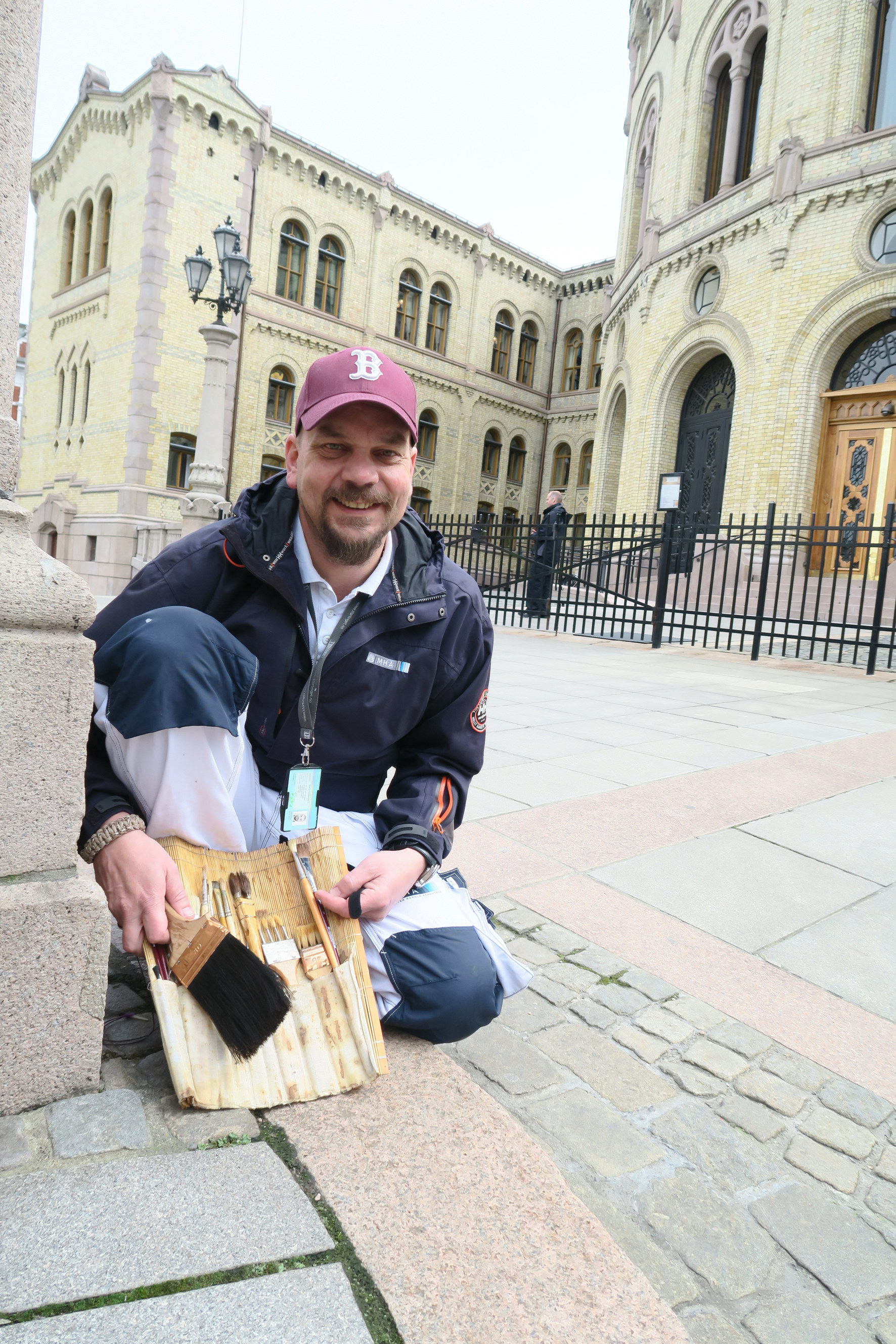 Bjørn elsker å ta fram de gamle penslene.