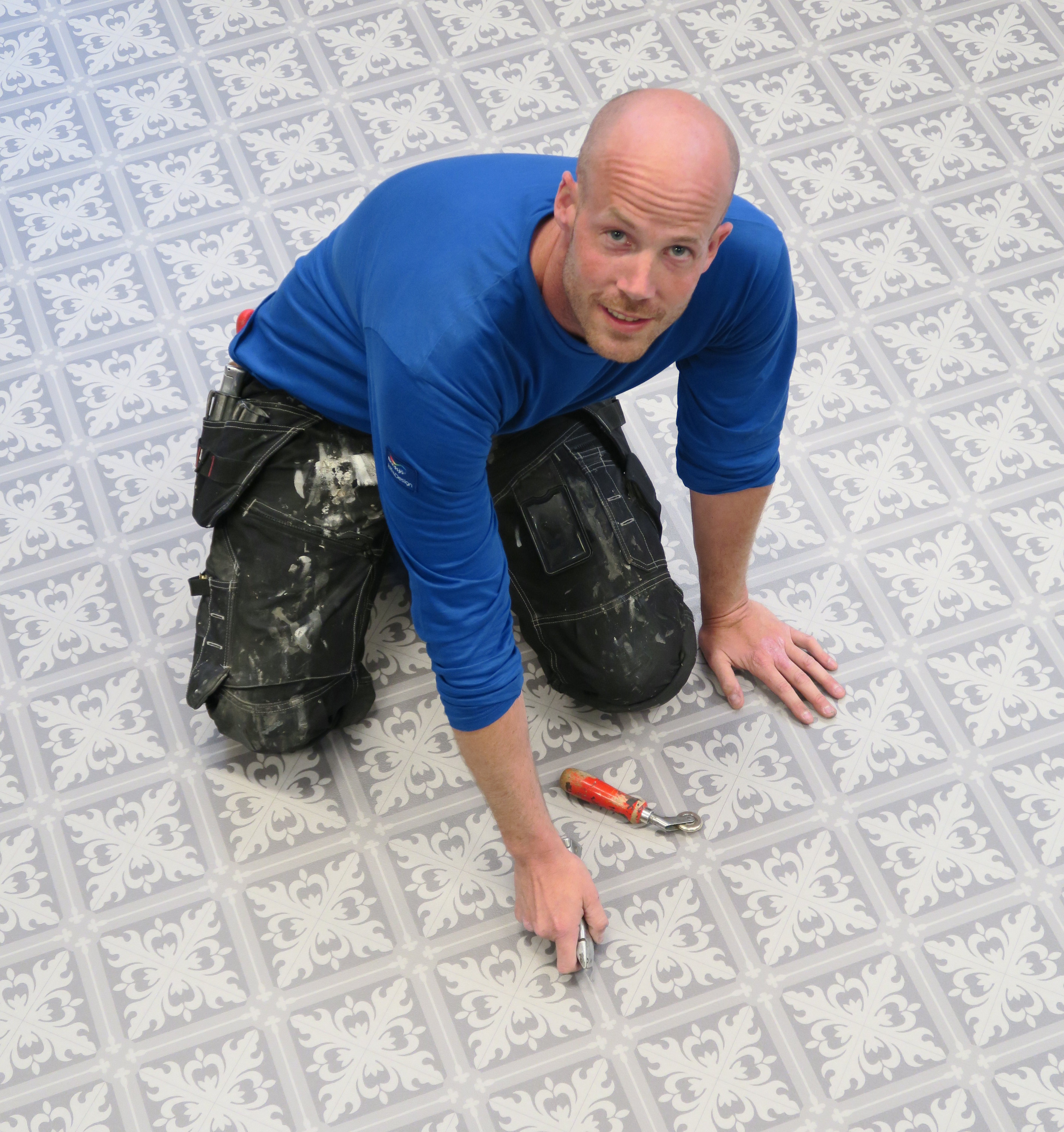 VIL HA SELSKAP: Vidar Haddeland er en av f&aring; gulvleggere p&aring; S&oslash;rlandet. &ndash; Det er et skrikende behov for flere gulvleggere her. Mange legger gulv i t&oslash;rre rom selv, men i v&aring;trom kreves kunnskap og erfaring. Jeg h&aring;per flere vil velge dette yrket.