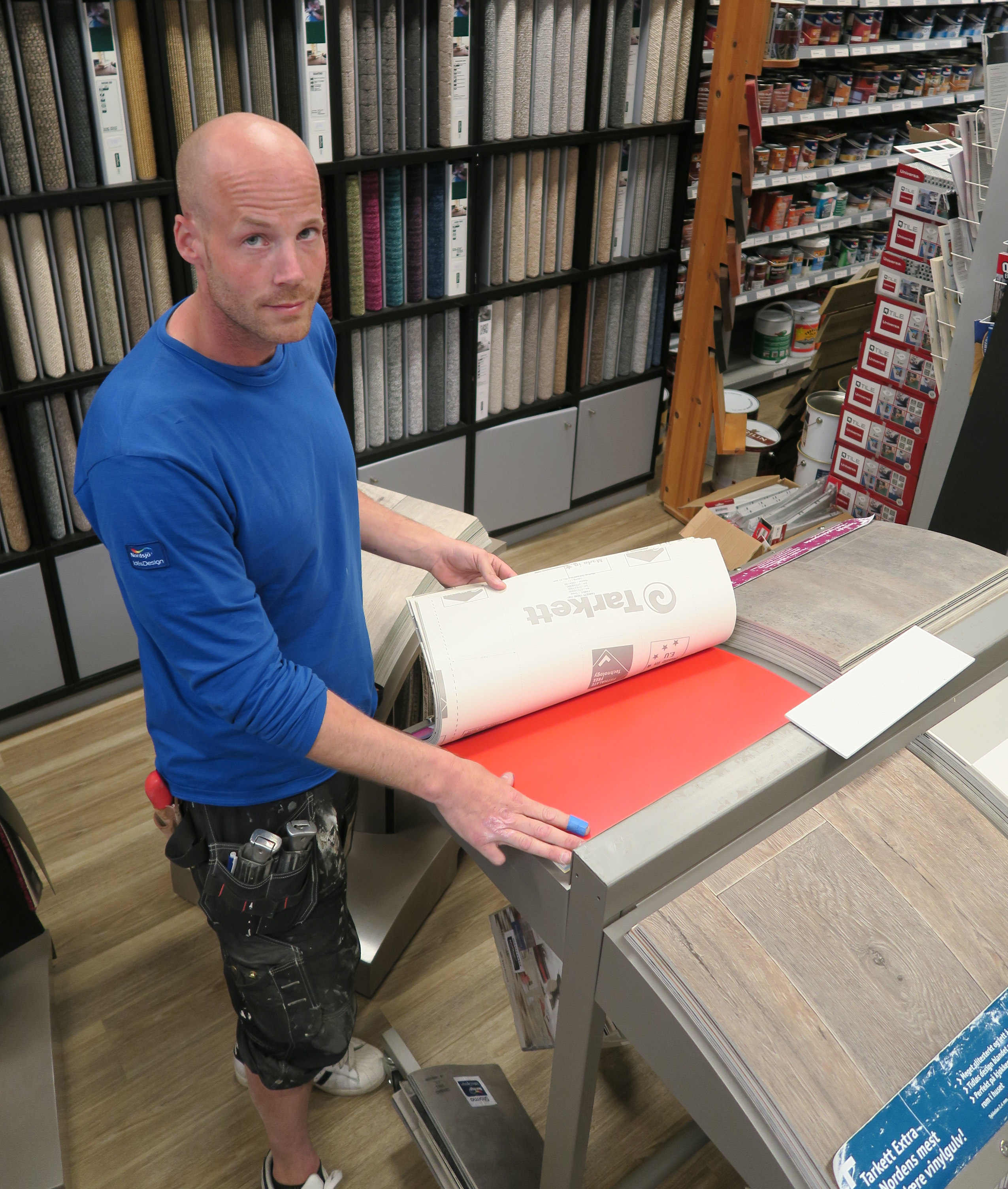 GULV P&Aring; VEGG: S&oslash;rlendinger er ikke kjent for &aring; kaste seg over &laquo;siste skrik&raquo;. Men det finnes unntak. &ndash; Det var en kar som ville ha r&oslash;dt gulvbelegg p&aring; veggene. Det var g&oslash;y, minnes gulvleggeren, som merker at folk stadig sp&oslash;r om flere farger.