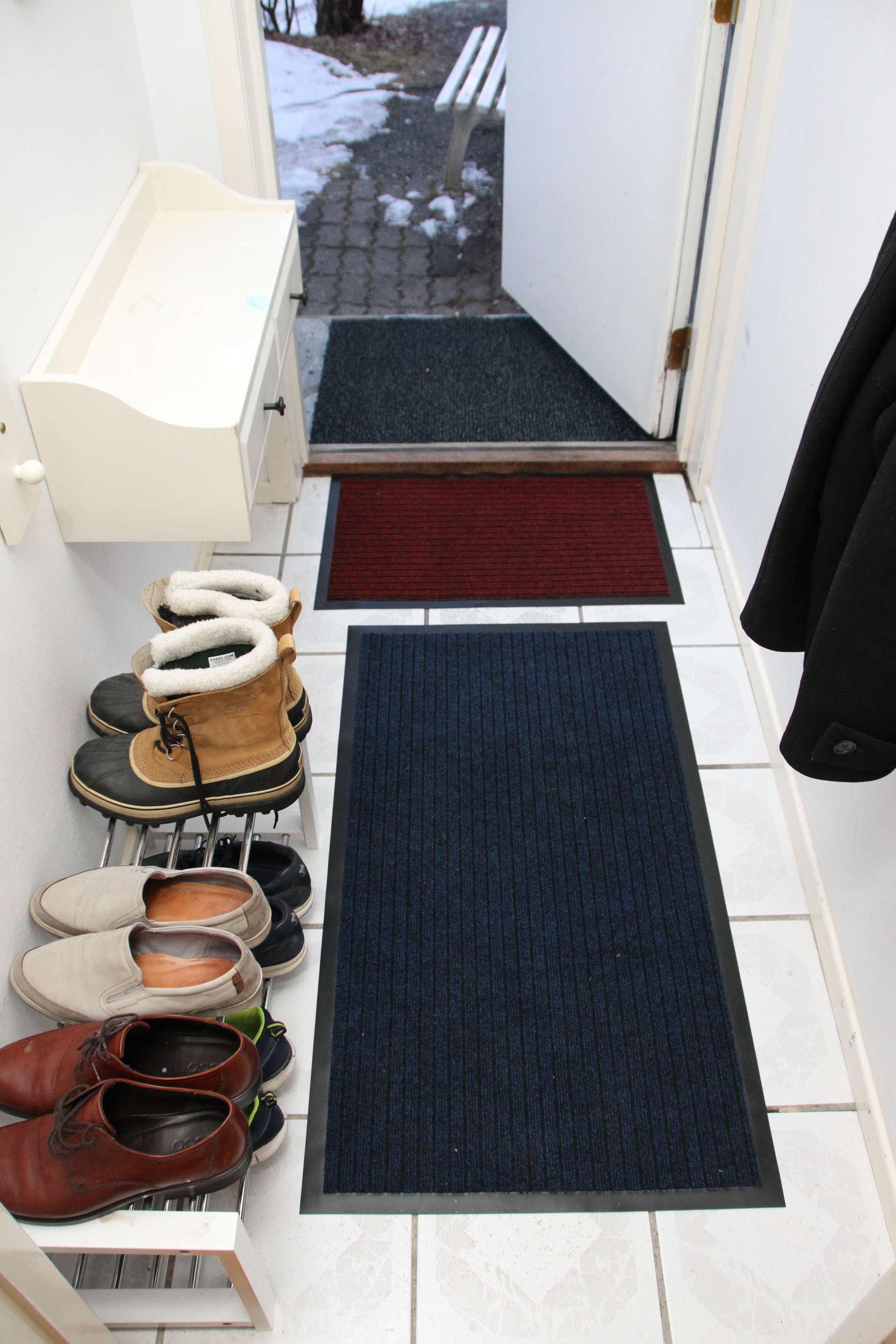 MANGE MATTER: En solid avskrapingsmatte utenfor tar det verste smusset. Innenfor kan du ha matter som skåner gulvet i gangen og som absorberer fukt.