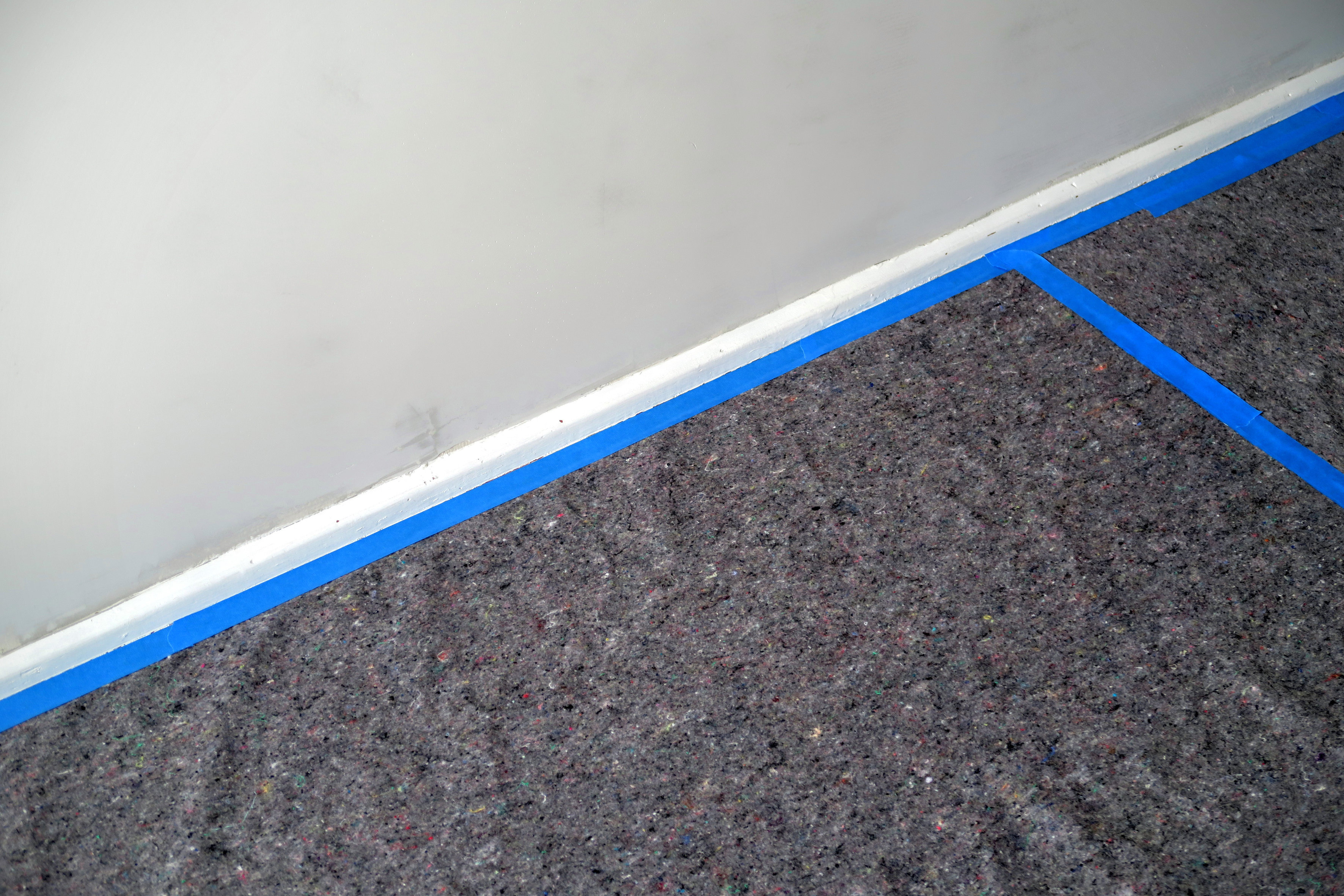 TAPE SOM SLIPPER: Når lister skal maskeres er det smart å bruke en tape som ikke ødelegger underlaget. (Foto: Robert Walmann/ifi.no)