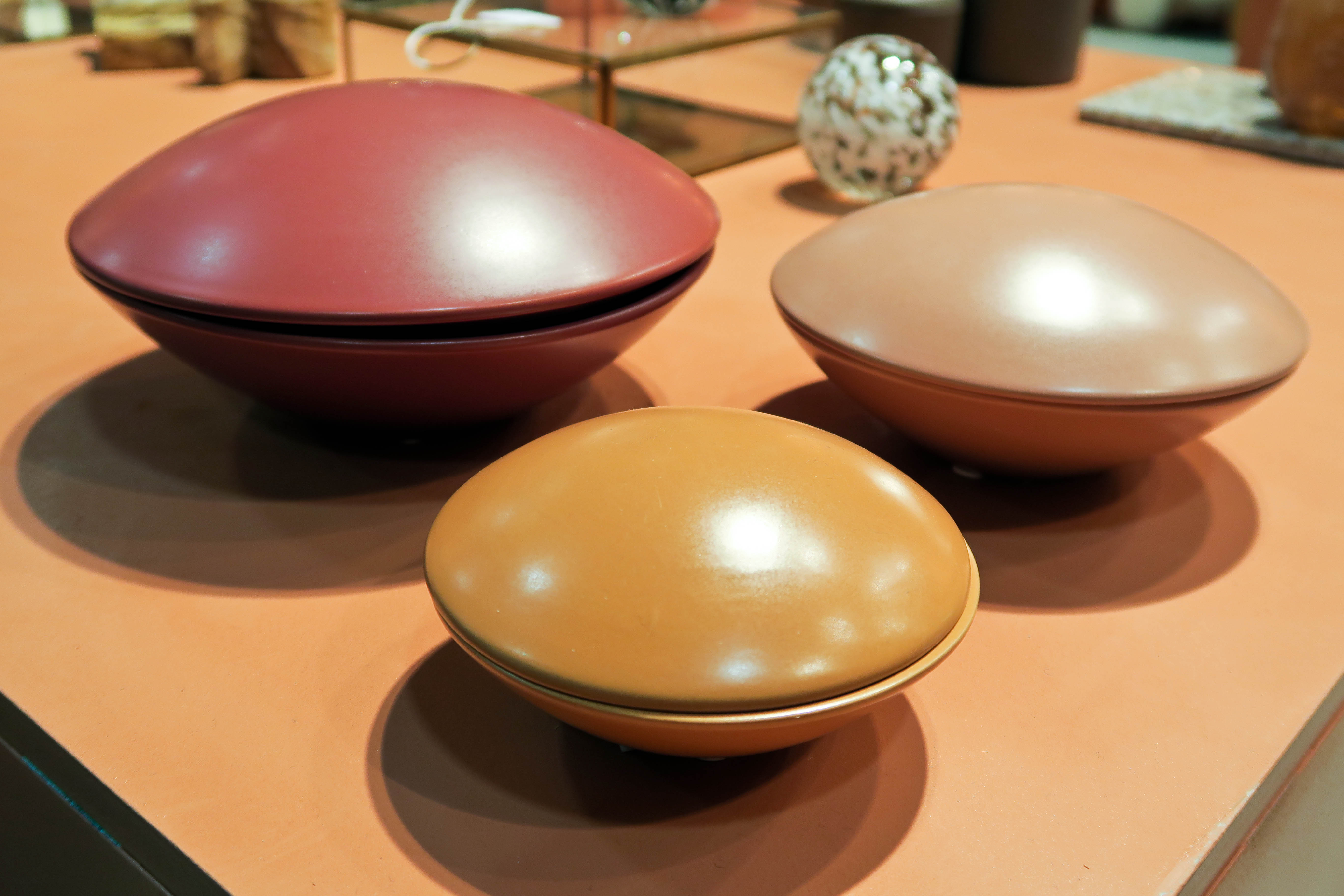 FARGER: Her ser du en fargekombinasjon som ikke var vanskelig å få øye på på de ulike utstillernes stands. 