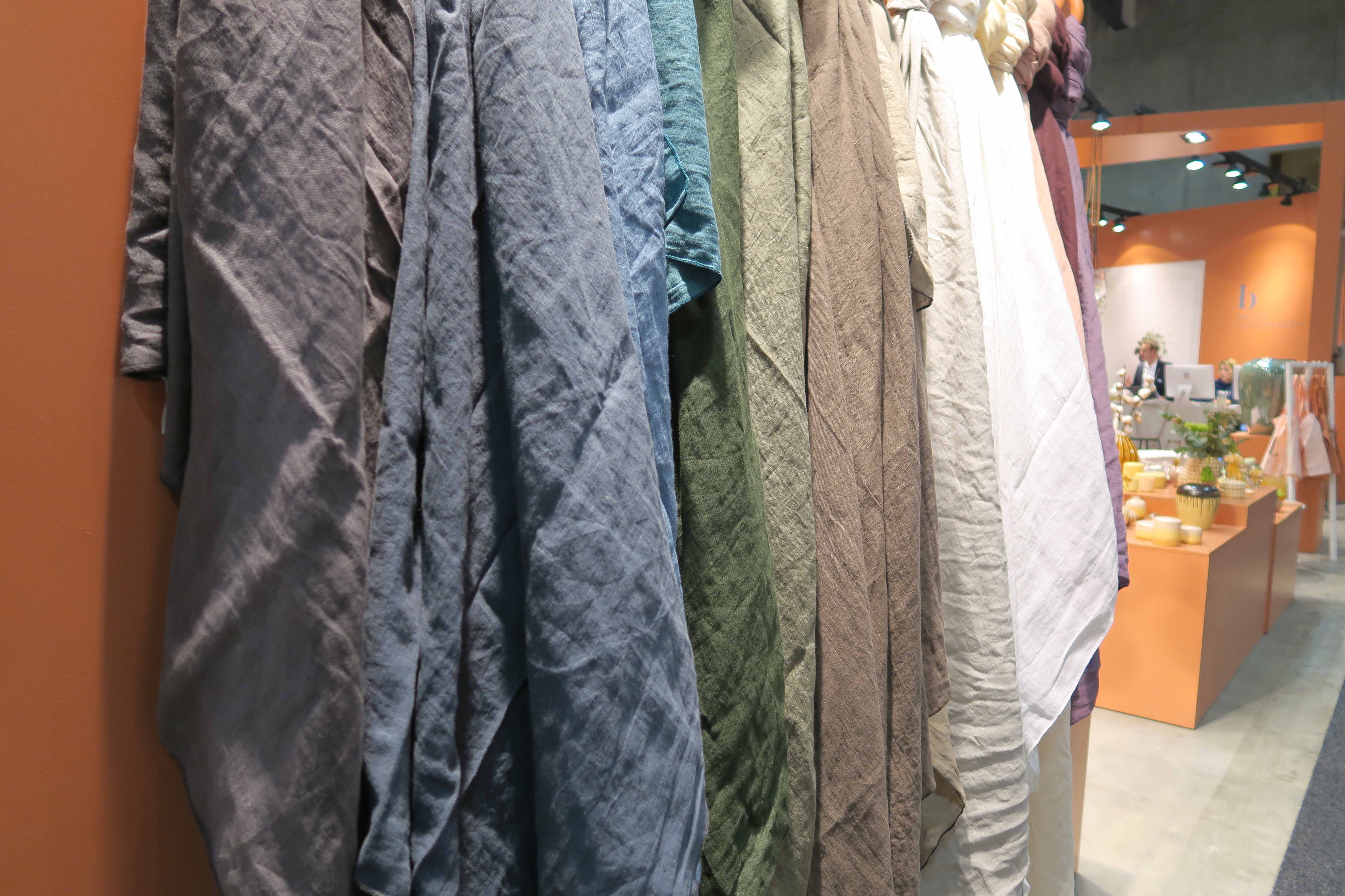 TEKSTILER: Det var mye tekstiler å se på messen. Naturfarger; brunt, grønt og blått var det mye av. Her, som det seg hør og bør, på en varm, rødbrun bakgrunn.