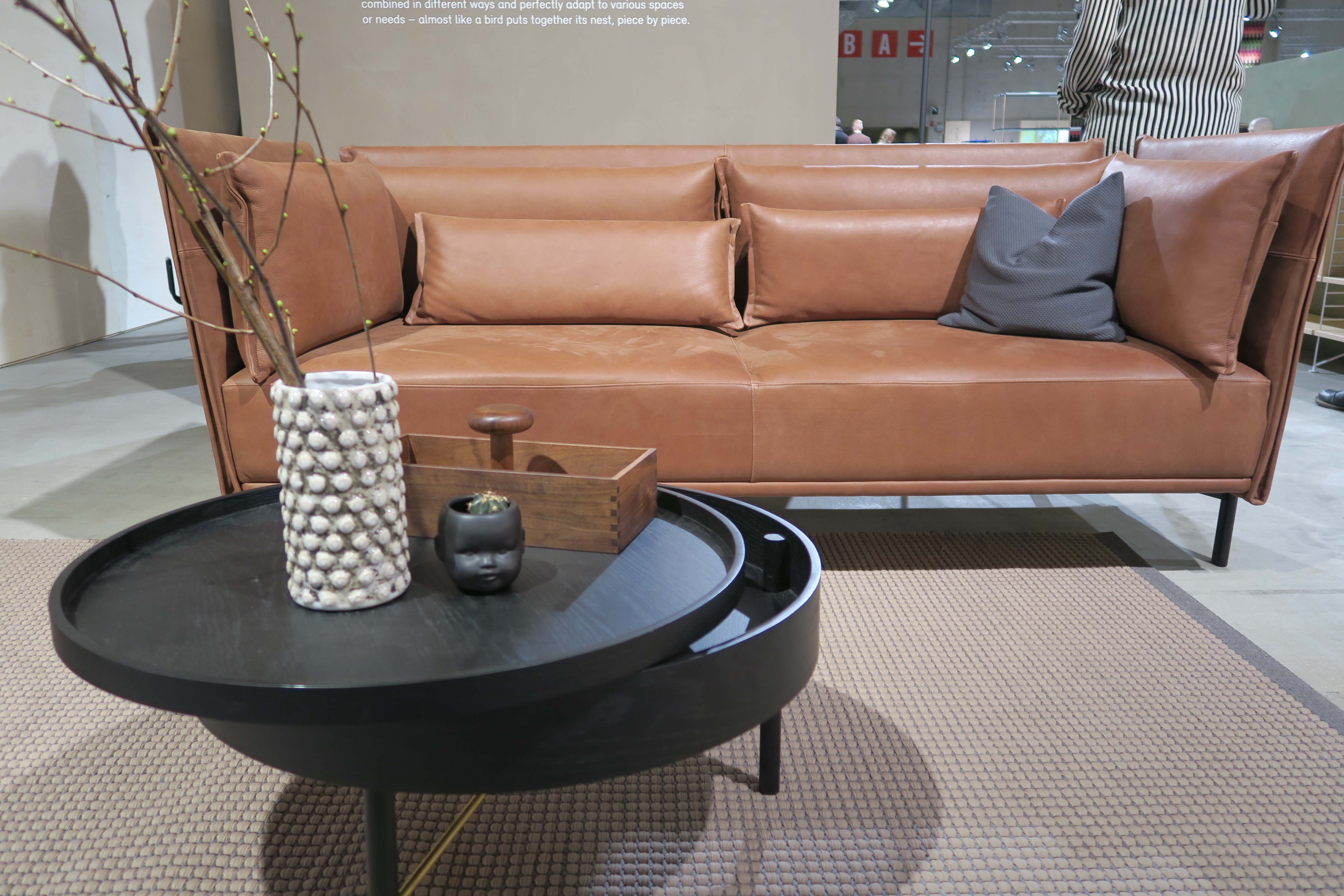 COGNAC: Cognacfargene var det flust av. Her kombinert med blå tekstiler - tidsriktig nok.