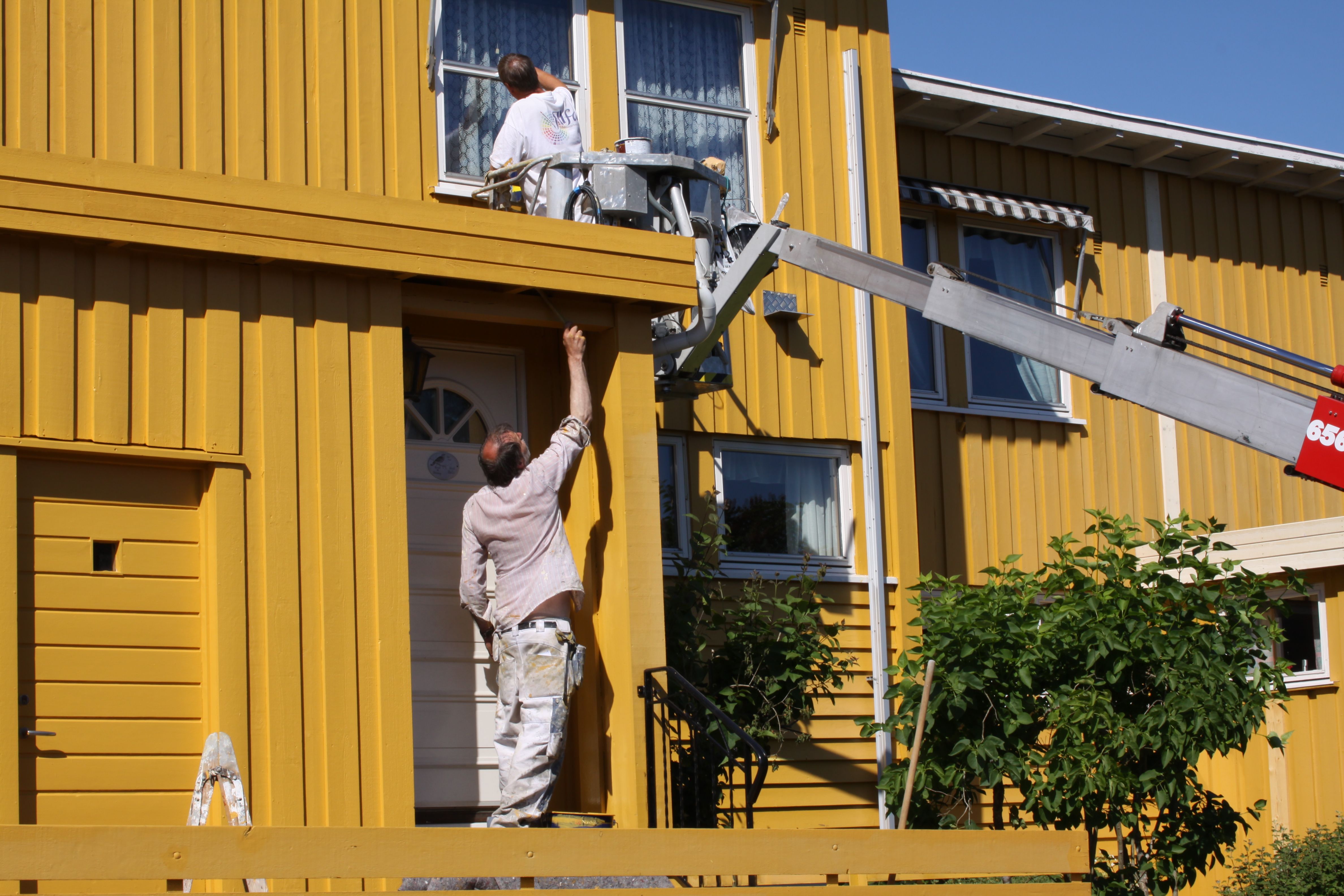 Det blir mer og mer vanlig at også private leier en lift for å male de øverste delene av huset.