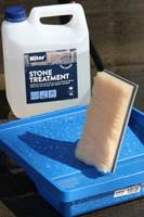 Nitor Stone Treatment både rengjør og etterbehandler steinmaterialer.