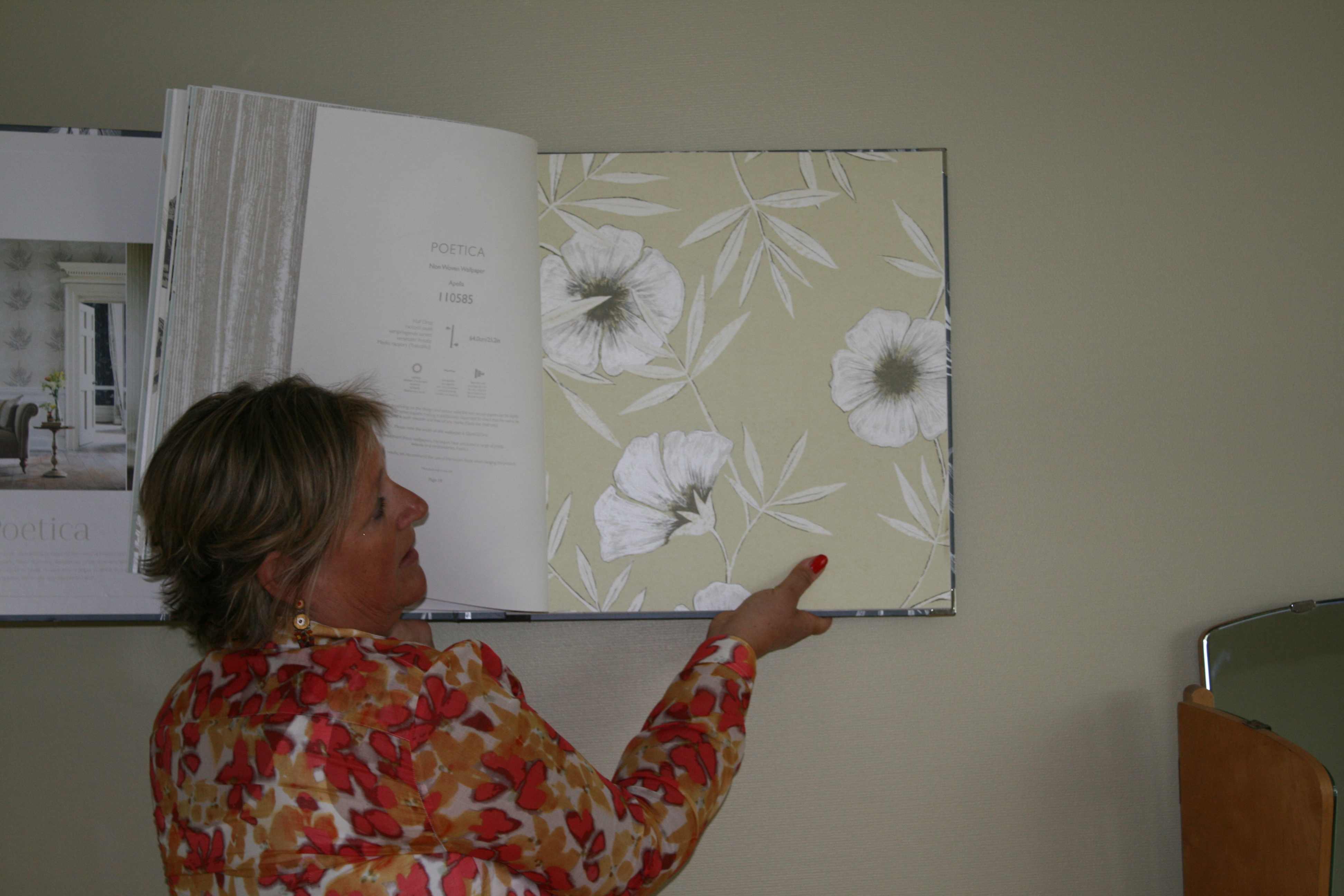 Gro Welle-Watne fra Tapethuset stilte med flere forslag og både blomster og helt nøytrale ble vurdert.