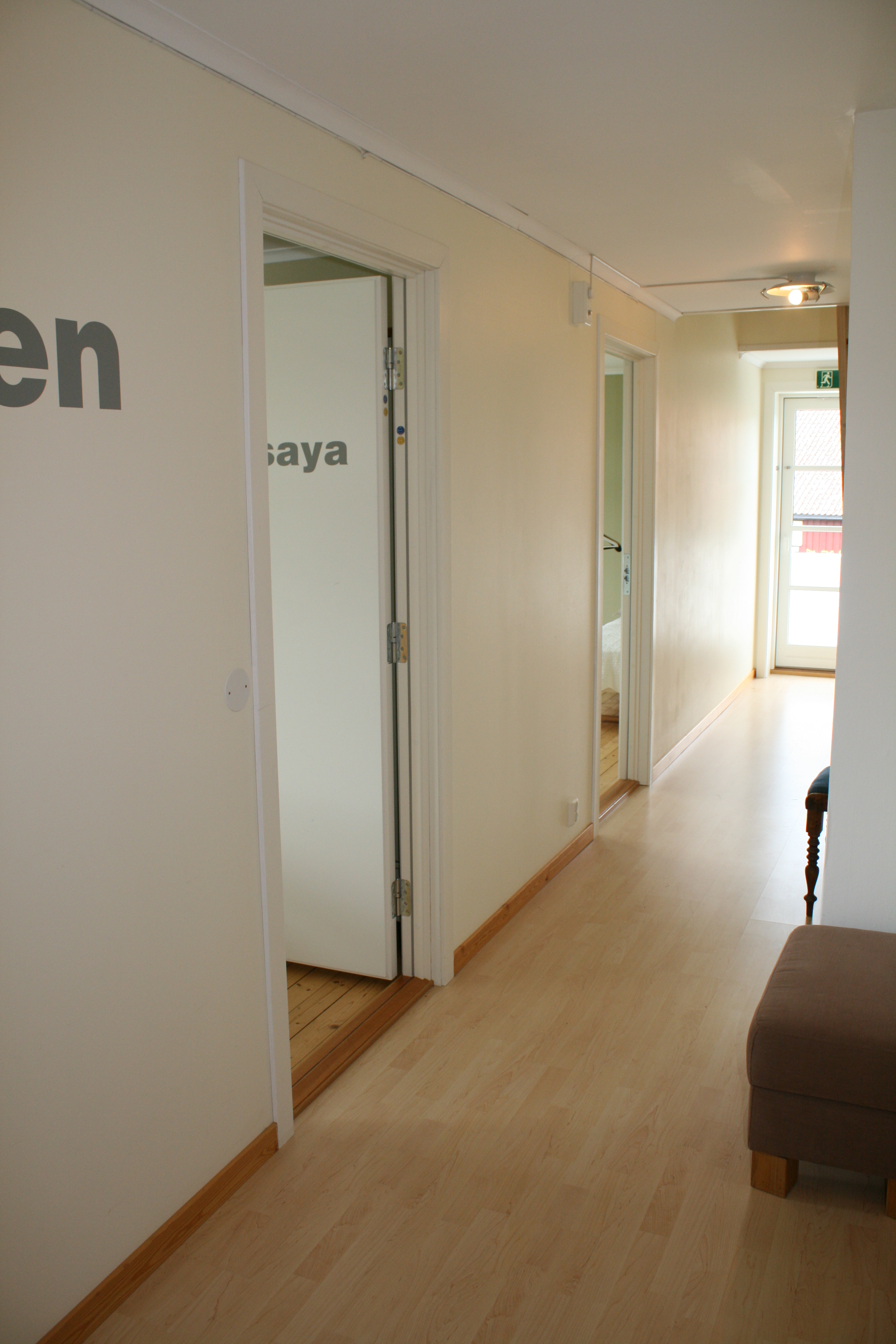 Før oppussingen var rommet bare en lys lang gang man måtte gå gjennom for å komme til soverommene.