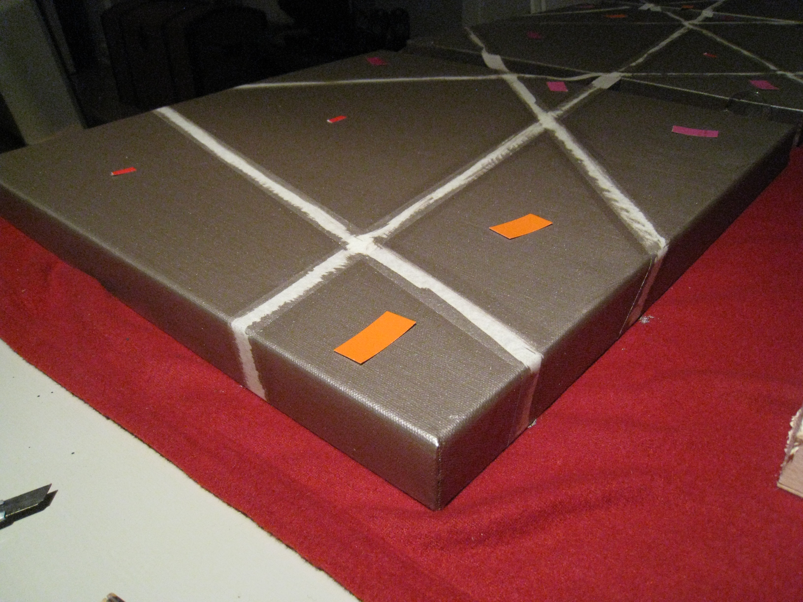 Mal kanten av tapen, og legg en plan for fargene.