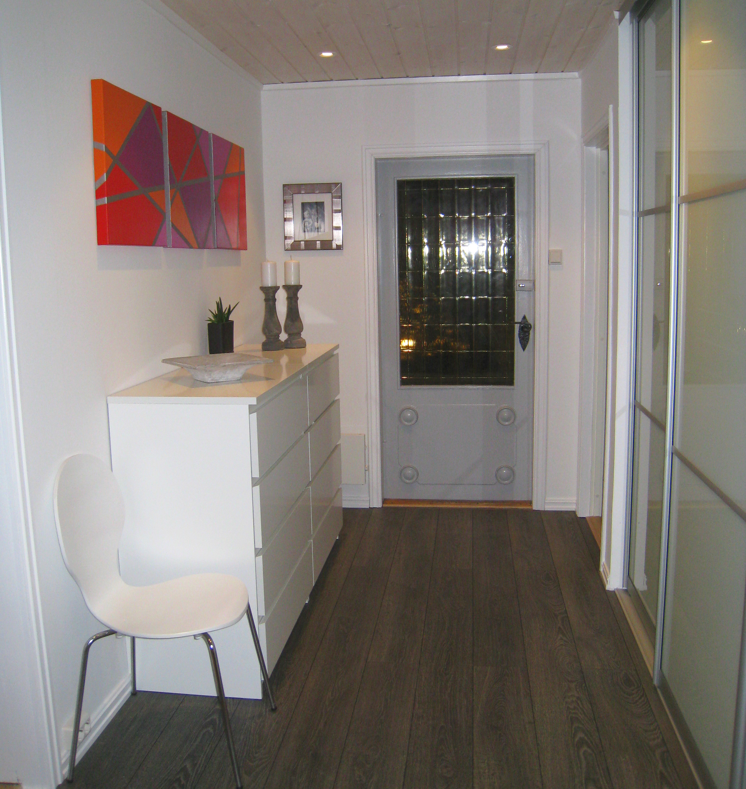 Gangen var lys og pen, men manglet farger.