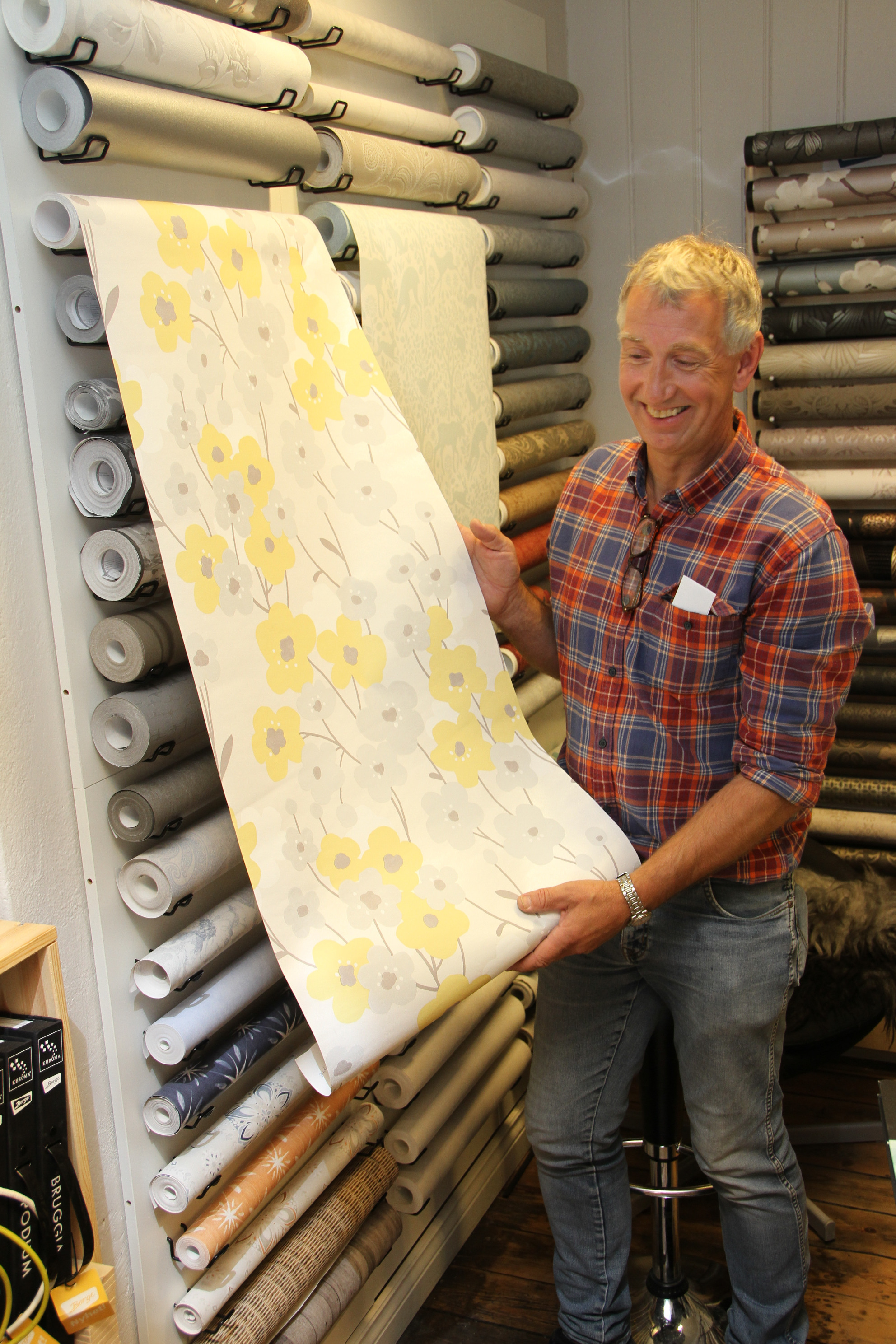 RETT PÅ: – Folk kjøper retro, klassisk og moderne design. Tapetsering er enkelt og moro. Det har våre kunder skjønt, sier Einar Skontorp.