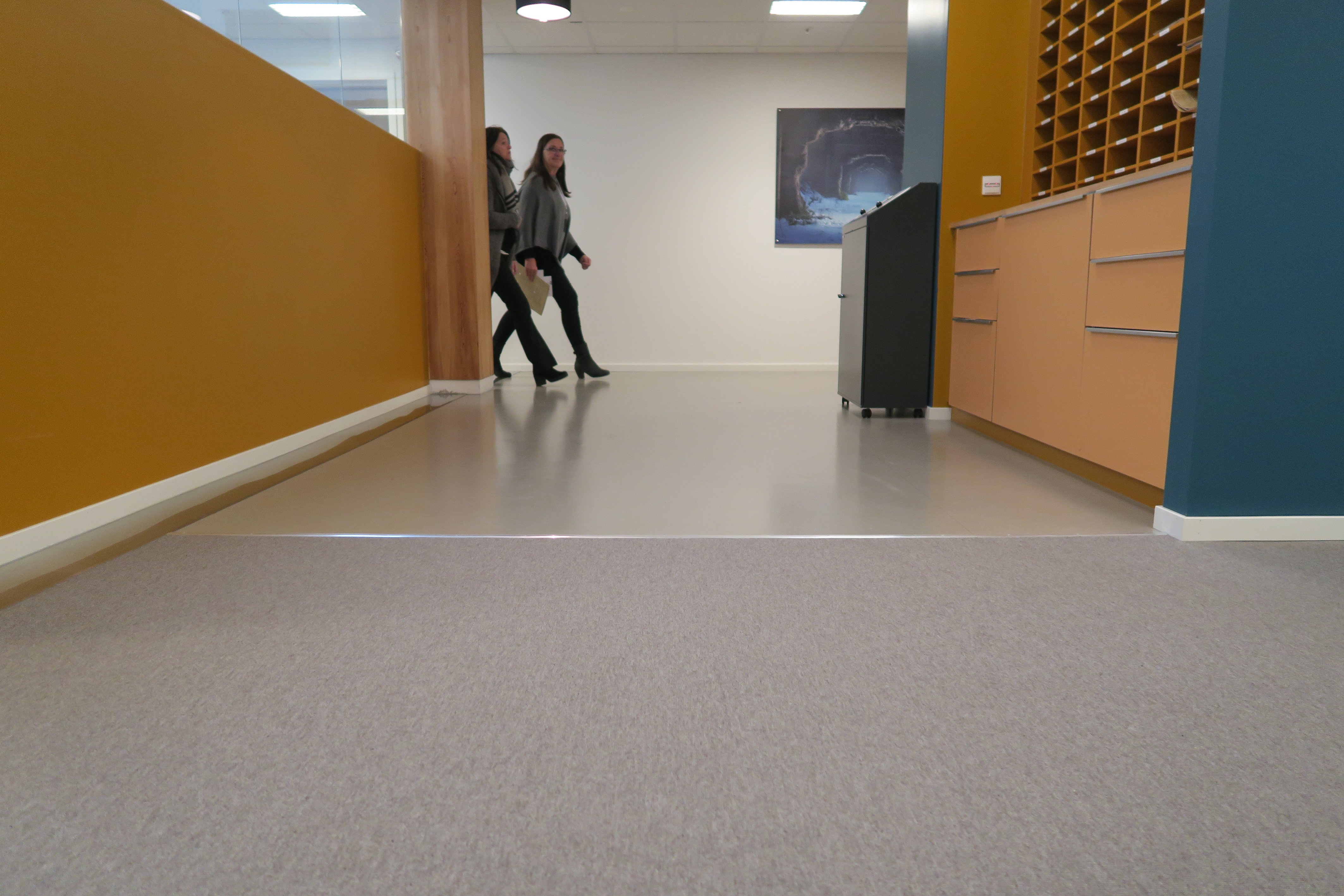 STRENGE SONER: Det er satt av egne områder for post, kaffe og sosialt samvær i kommuneadministrasjonen. I noen soner ligger det også belegg på gulvet. – Alle ansatte må henge av seg ytterklær i egne garderober. Utesko er heller ikke lov her inne, s