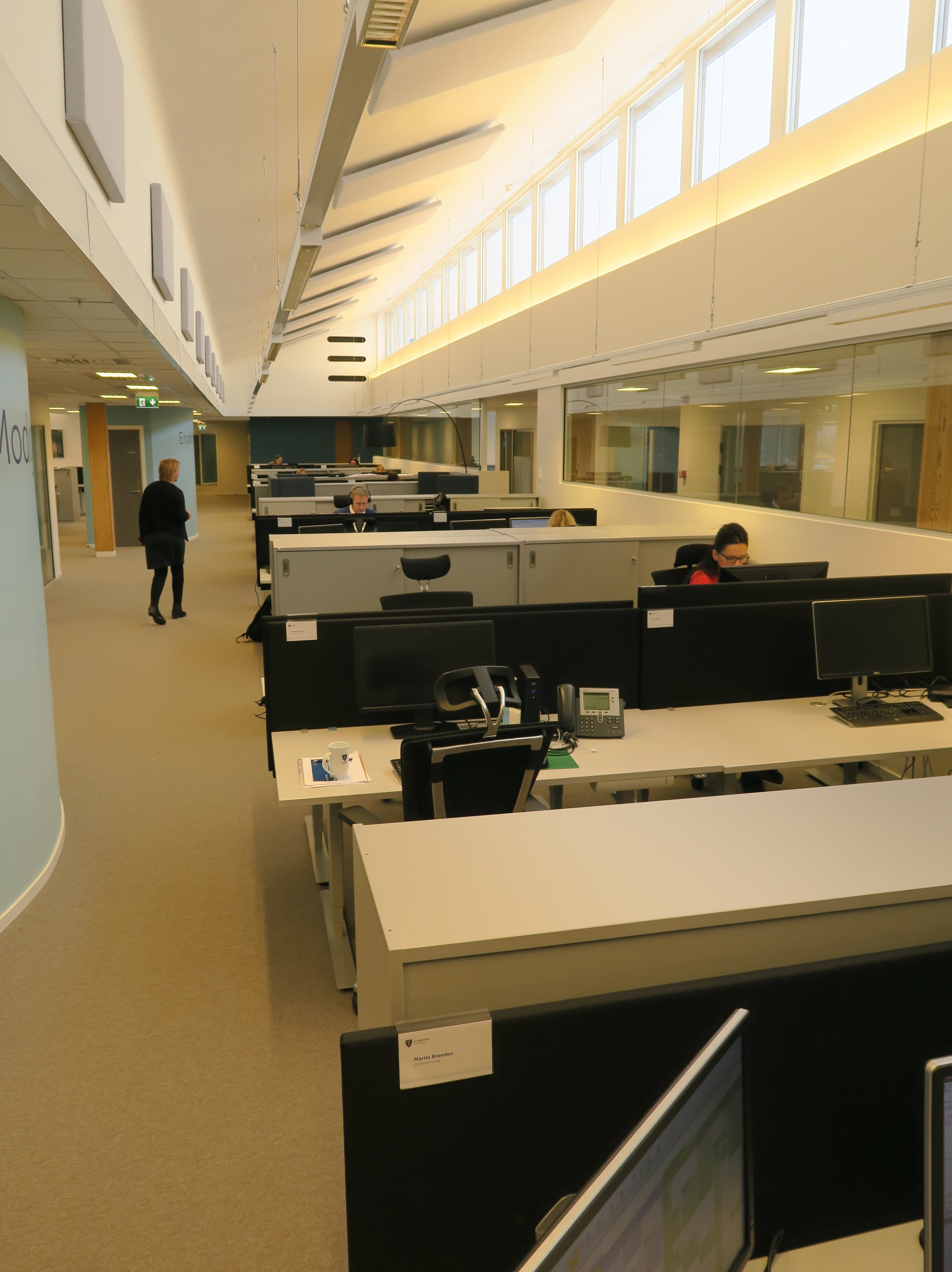 ÅPENT: Kontorlokalene i Ullensaker Rådhus er åpnet opp. Det betyr flere kontorplasser. – Ullteppene fra Danfloor gjør rommene lune og gode å jobbe i, sier personalsjef Anne Berit Steen-Andersen.