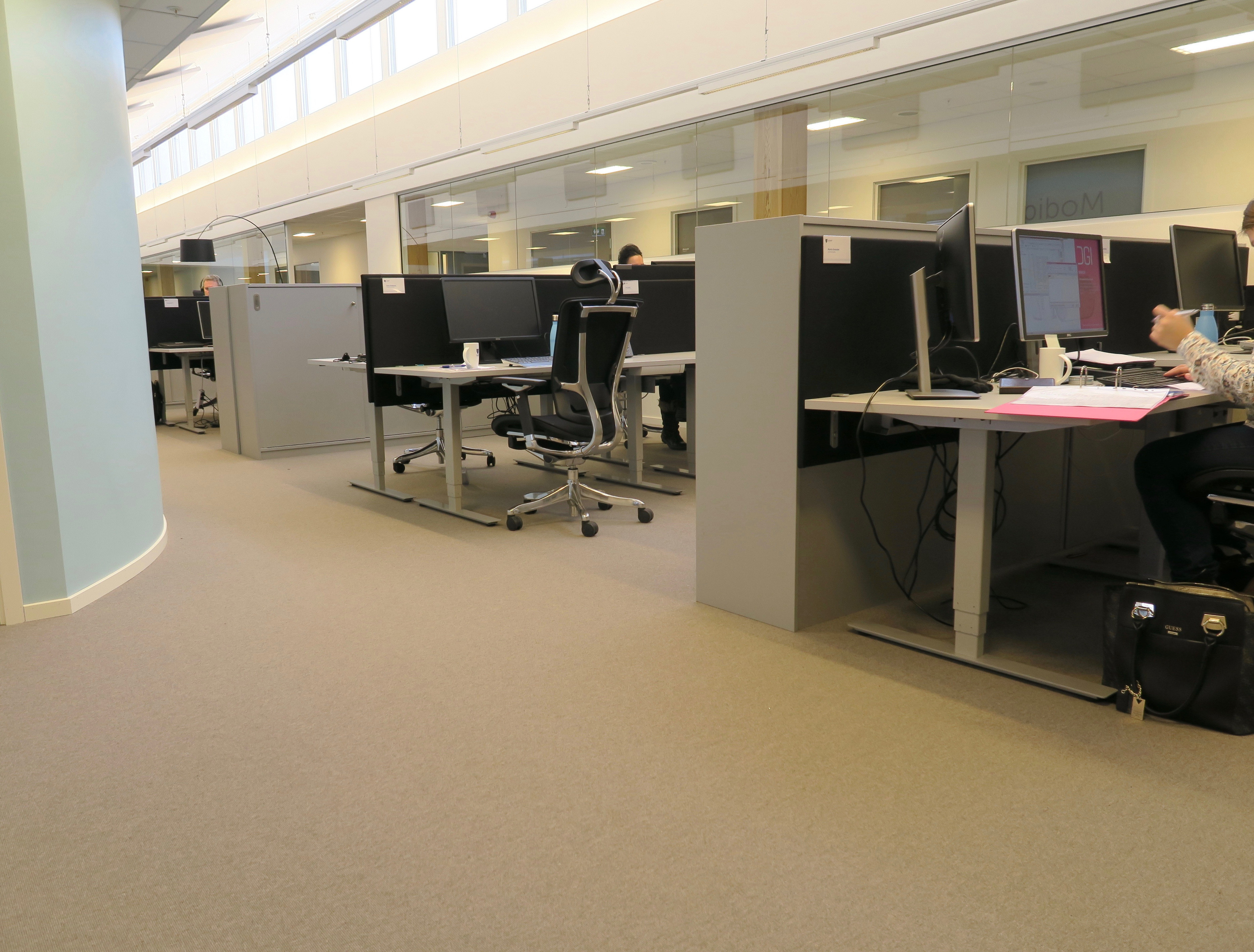 RENT OG PENT: Ullensaker Rådhus har lagt 4.000 kvadratmeter av Danfloors klassiske og vevde ulltepper. – Vi har fått bedre inneklima, samtidig som vi sparer penger på vedlikehold, sier prosjektlederen i kommunen.