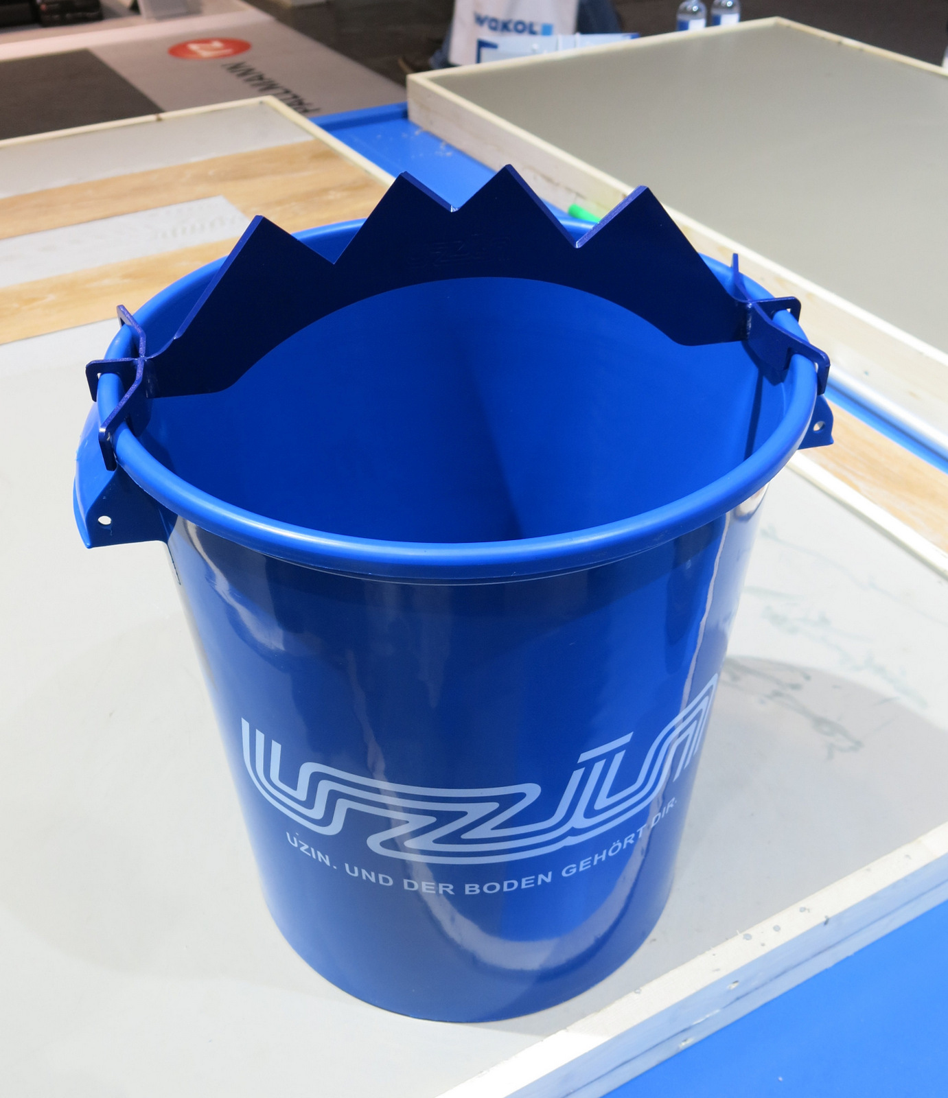 «The Ripper» er et kraftig verktøy som river papirsekker i filler. Huggtennene sørger for at innholdet faller rett ned i bøtta.